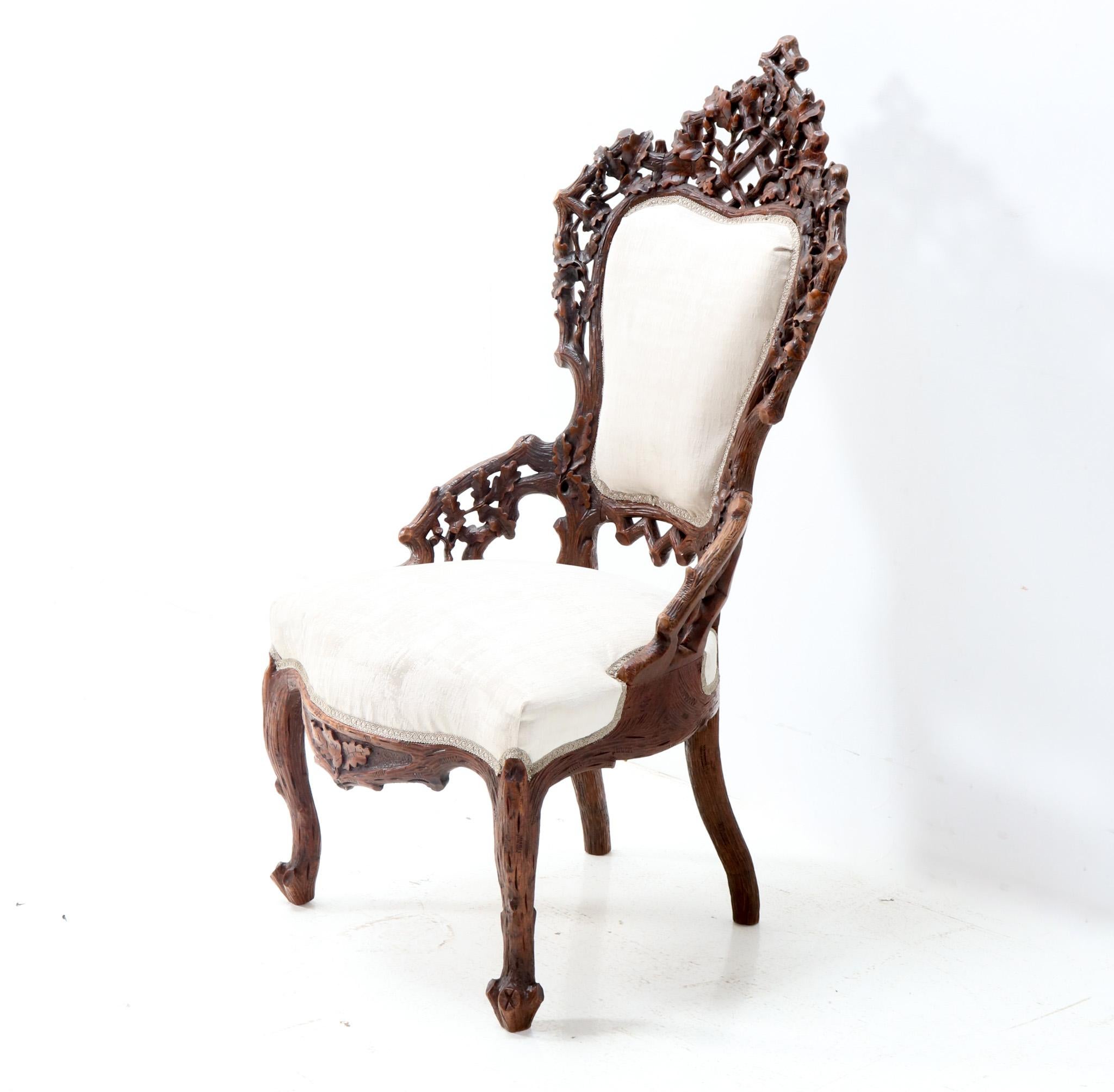 Prächtiger und äußerst seltener Schwarzwälder Sessel oder Lesesessel. Design von Matthijs Horrix für die berühmte niederländische Möbeltischlerei Horrix Den Haag. Auffälliges niederländisches Design aus den 1880er Jahren. Massiver, handgeschnitzter