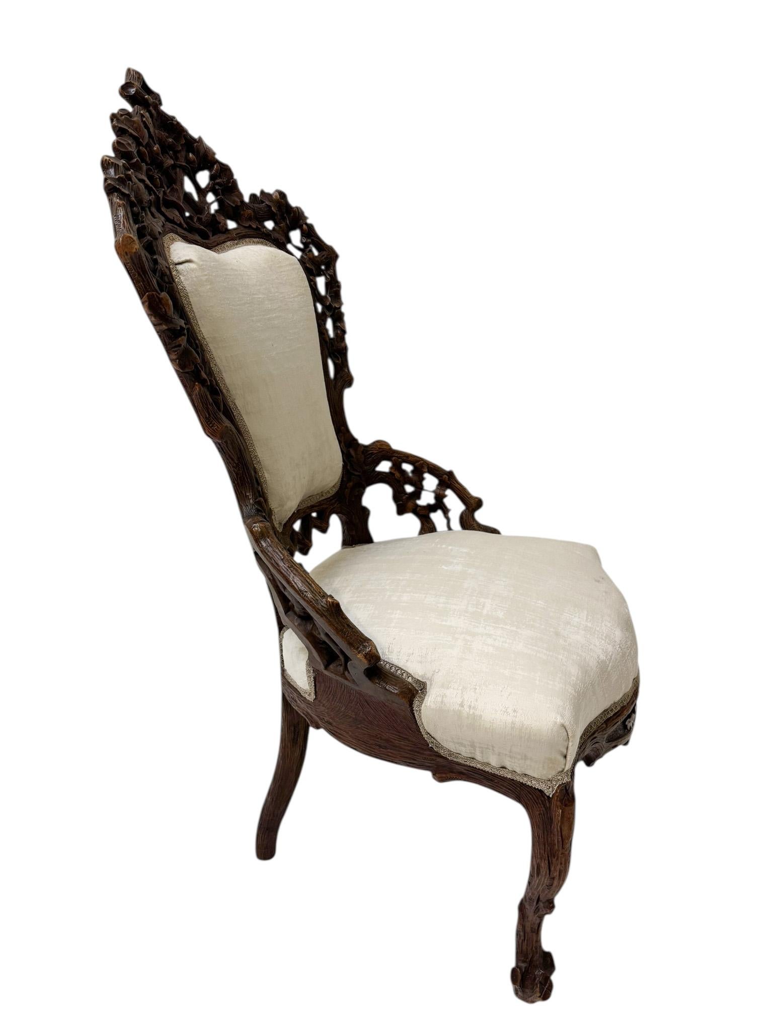 Magnífico y rarísimo sillón o silla de lectura Black Forest. Diseño de Matthijs Horrix para los famosos ebanistas holandeses Horrix Den Haag. Llamativo diseño holandés de los años 1880. Base maciza de nogal tallada a mano y retapizada con una tela