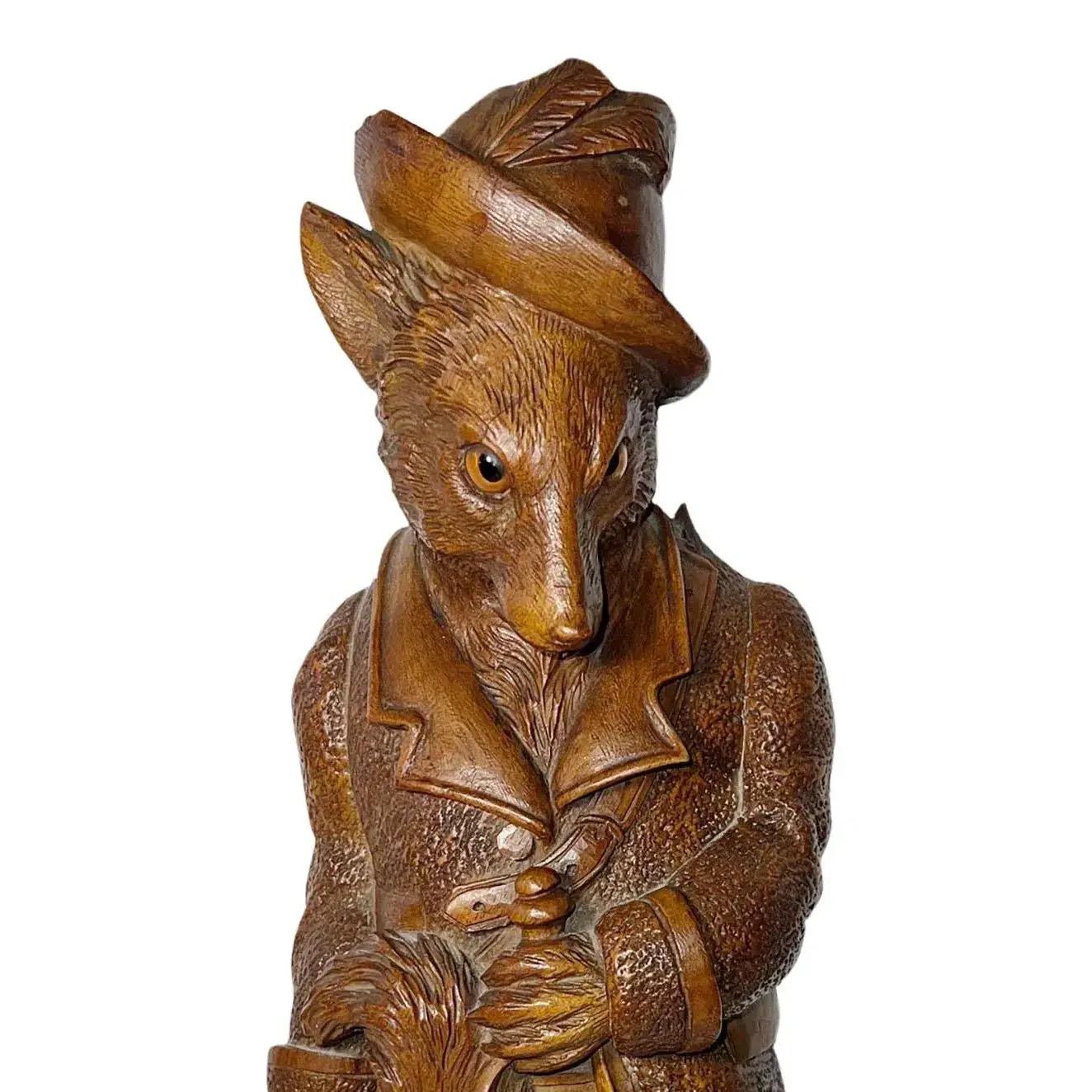 Forêt noire, bois sculpté, fouet en forme de chien portant un chapeau et des yeux de verre. Une boîte à musique est fixée à l'arrière. Circa 1870, Suisse. 