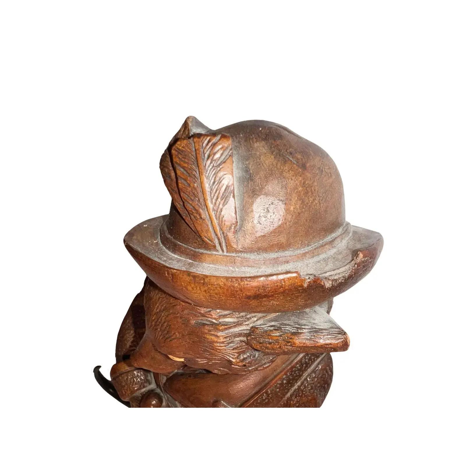Chien sculpté à la cravache avec yeux en verre, Black Forest Bon état - En vente à Dallas, TX