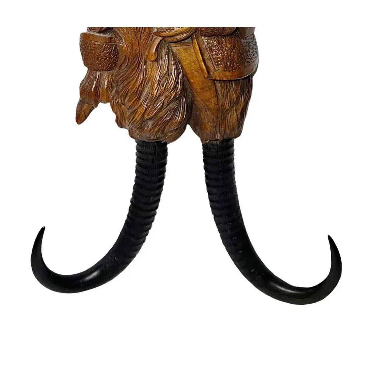 Fin du XIXe siècle Chien sculpté à la cravache avec yeux en verre, Black Forest en vente