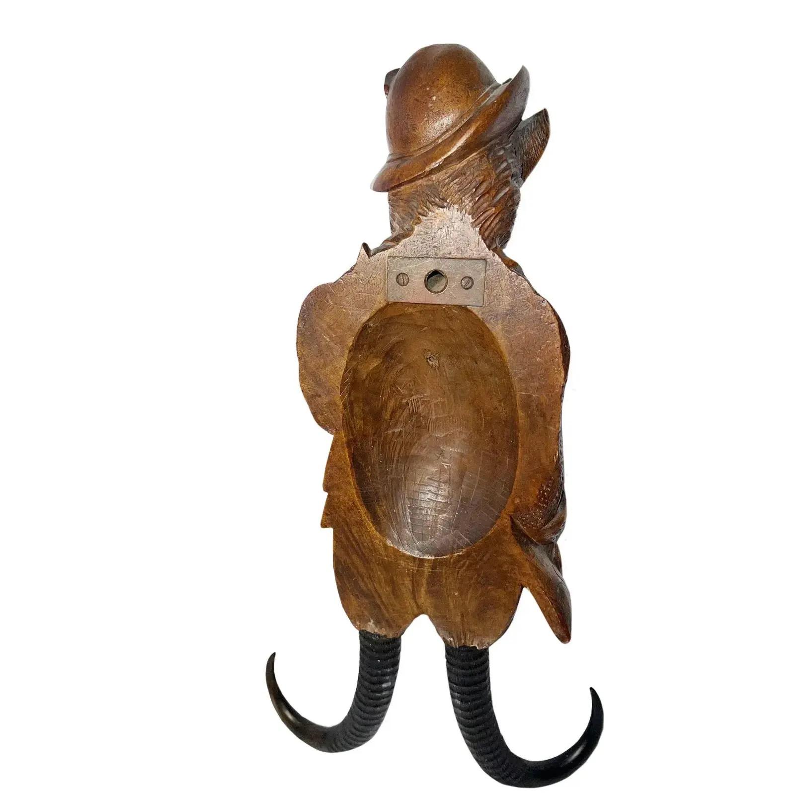 Verre Chien sculpté à la cravache avec yeux en verre, Black Forest en vente