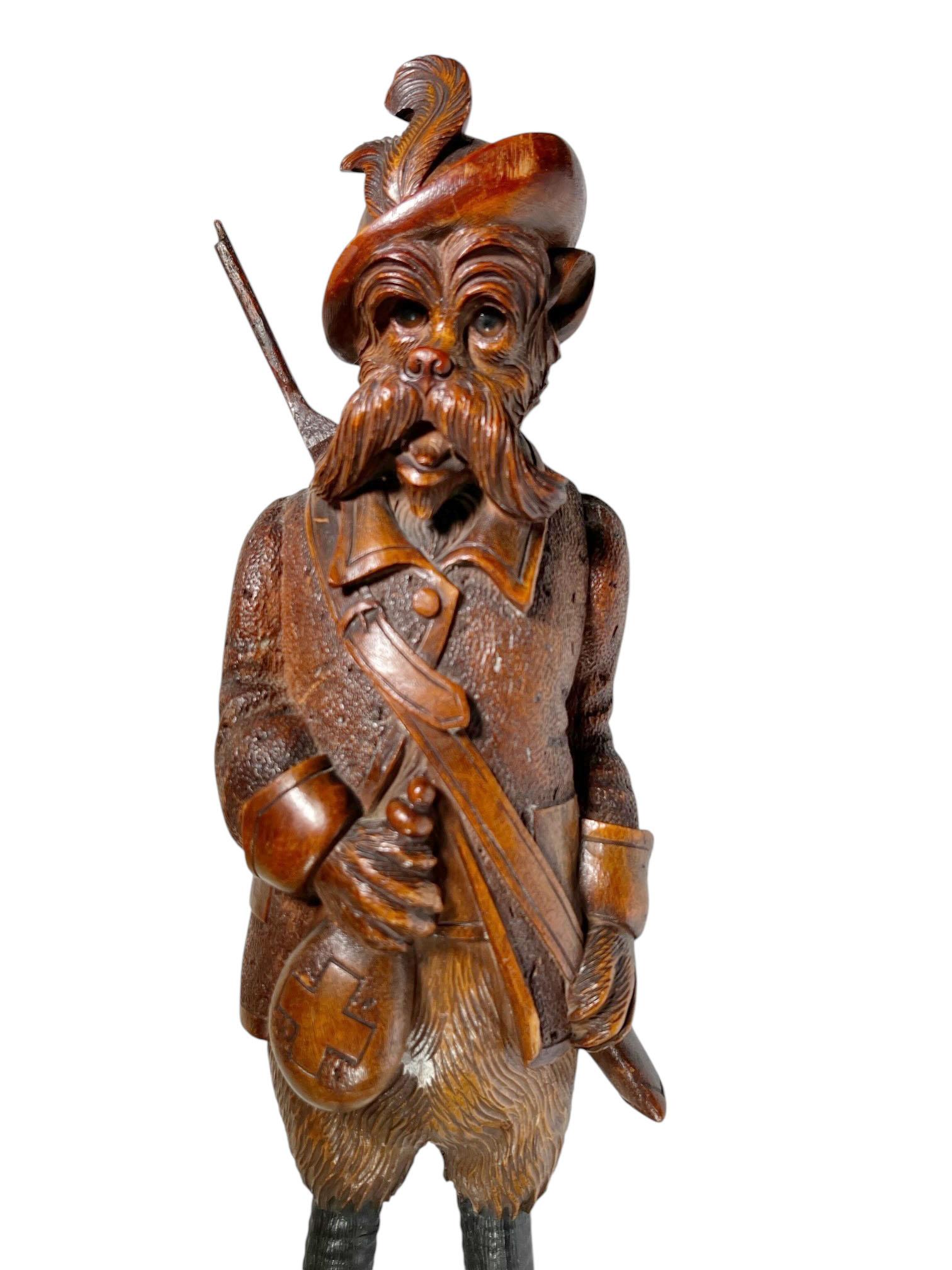 Boîte à musique pour renard en bois sculpté Black Forest avec yeux en verre en vente 4