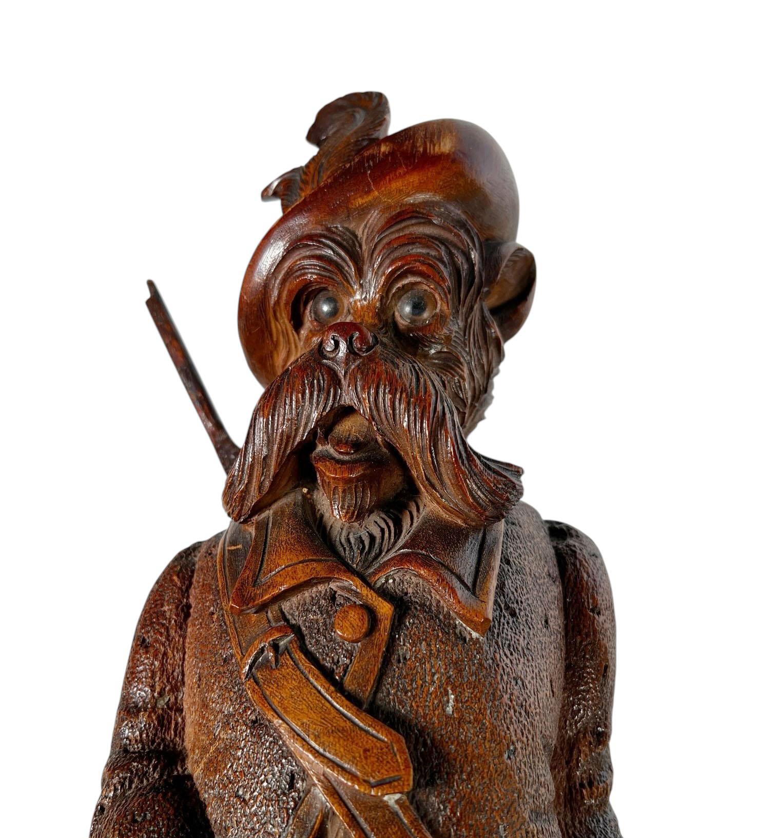 La boîte à musique à renard en bois sculpté avec des yeux en verre est un exemple finement travaillé de sculpture décorative de la fin du XIXe siècle provenant de la région de la Forêt-Noire, dans le sud de l'Allemagne. Représentée sous la forme
