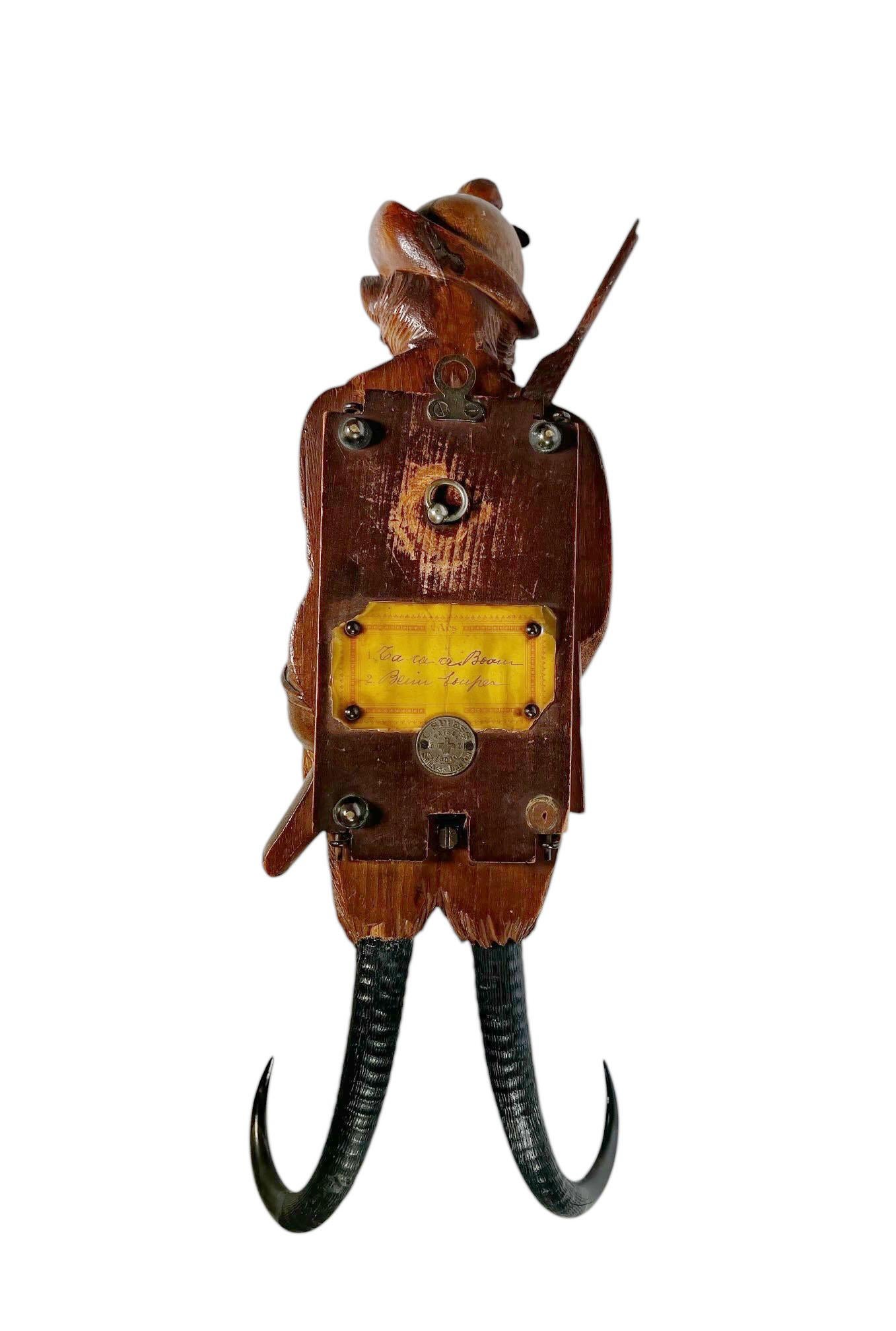Bois Boîte à musique pour renard en bois sculpté Black Forest avec yeux en verre en vente