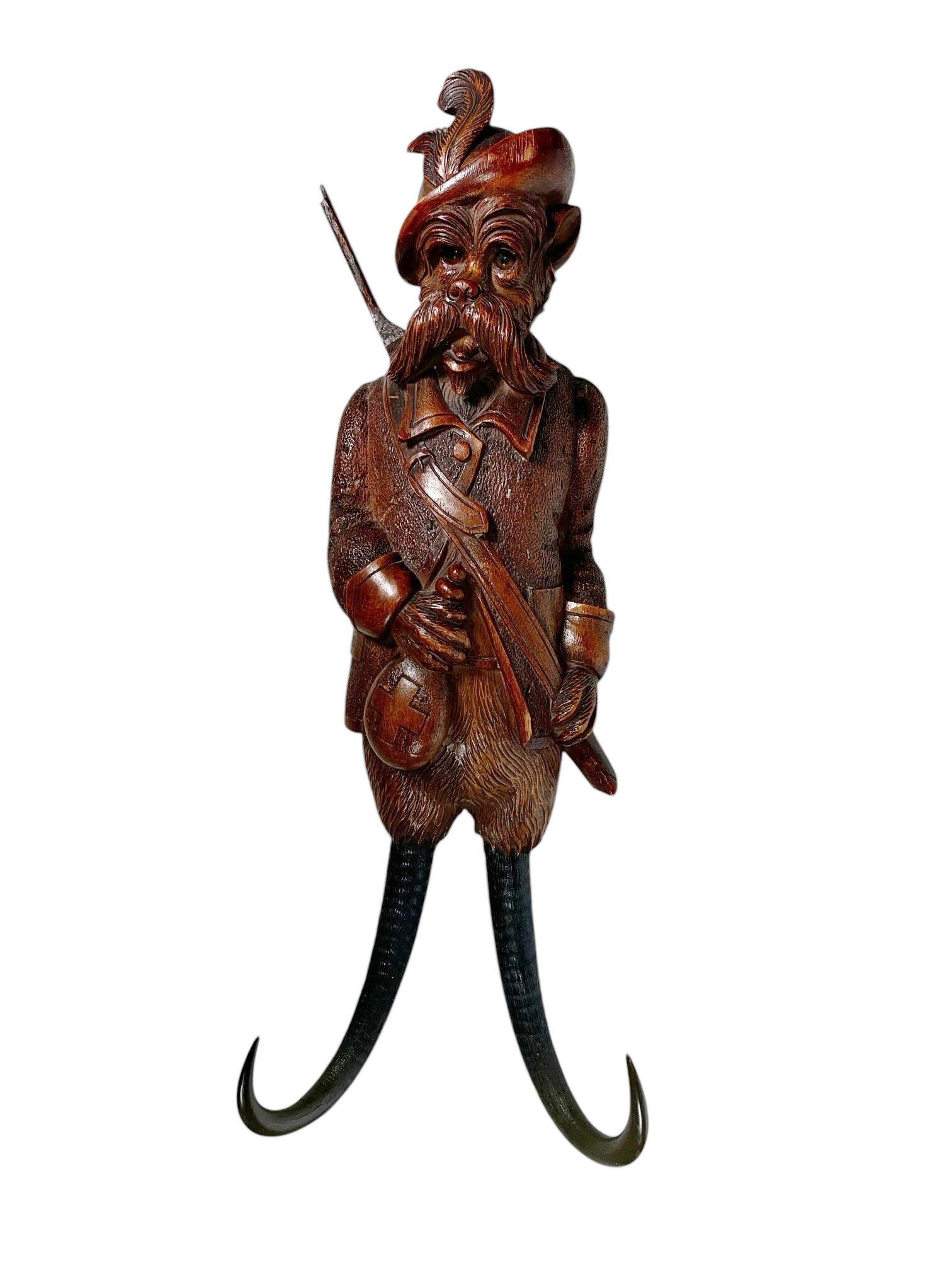 Boîte à musique pour renard en bois sculpté Black Forest avec yeux en verre en vente 2