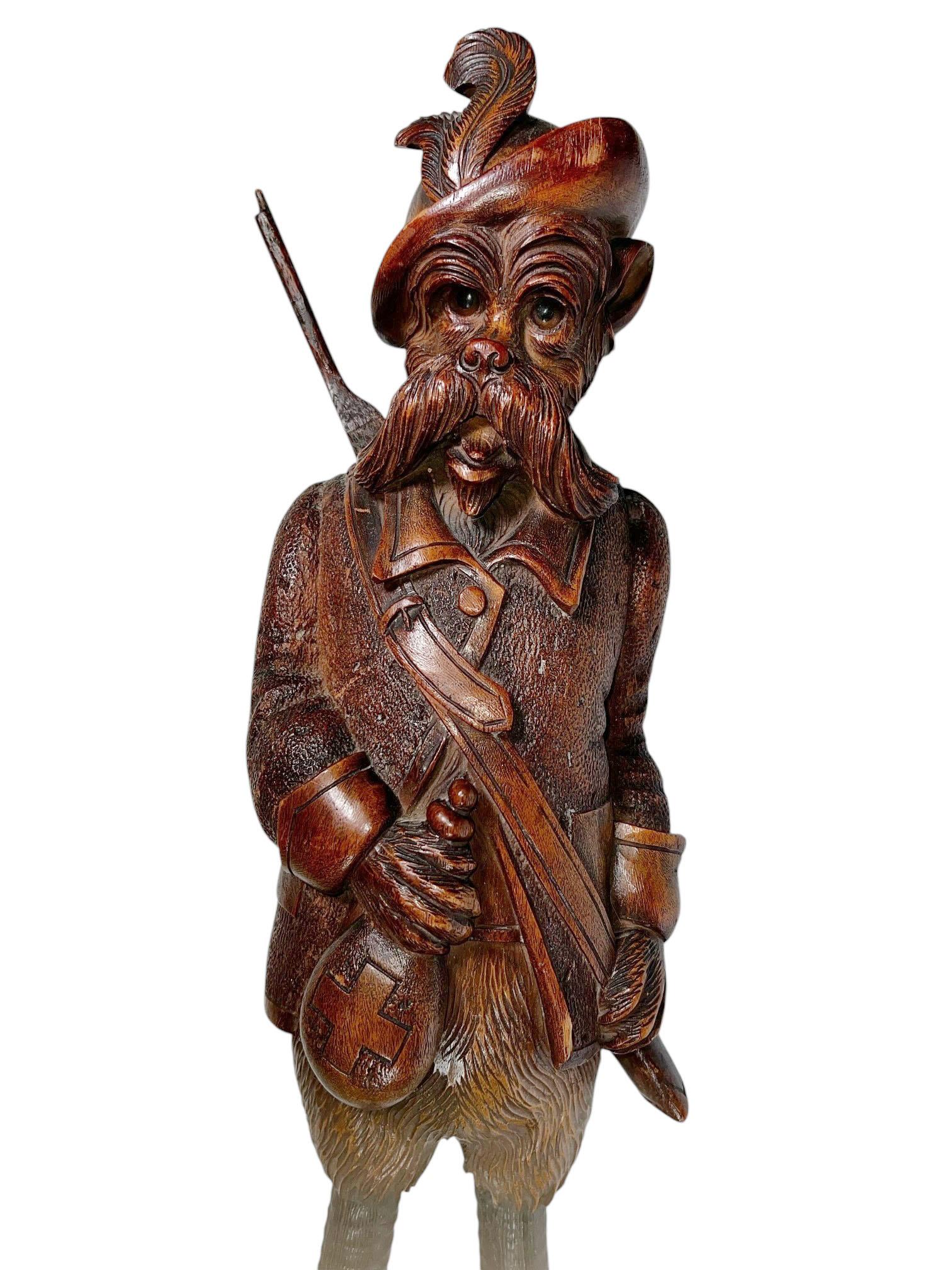 Boîte à musique pour renard en bois sculpté Black Forest avec yeux en verre en vente 3