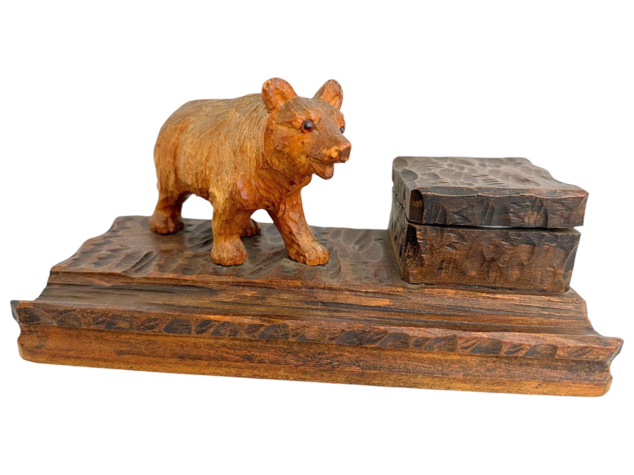 Clásico accesorio de escritorio tallado en madera de la selva negra de principios de 1900 con forma de Oso. Un bonito complemento para tu habitación o simplemente para utilizarlo en tu escritorio. Oso de madera tallada a mano y ojos de cristal.