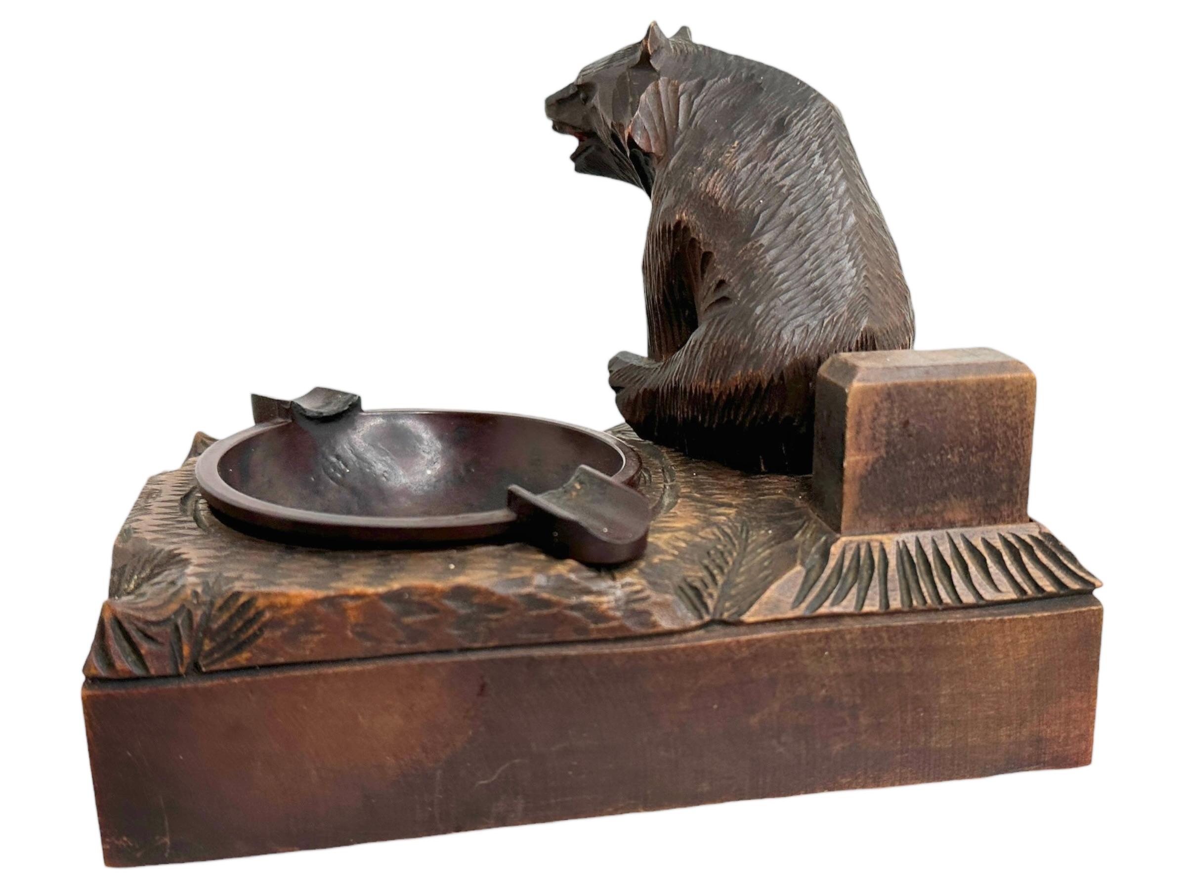 Clásico accesorio de escritorio tallado en madera de la selva negra de principios de 1900 con forma de Oso. Bonito complemento para tu habitación o simplemente para utilizarlo en tu zona de fumadores. De madera tallada a mano y ojos de cristal.