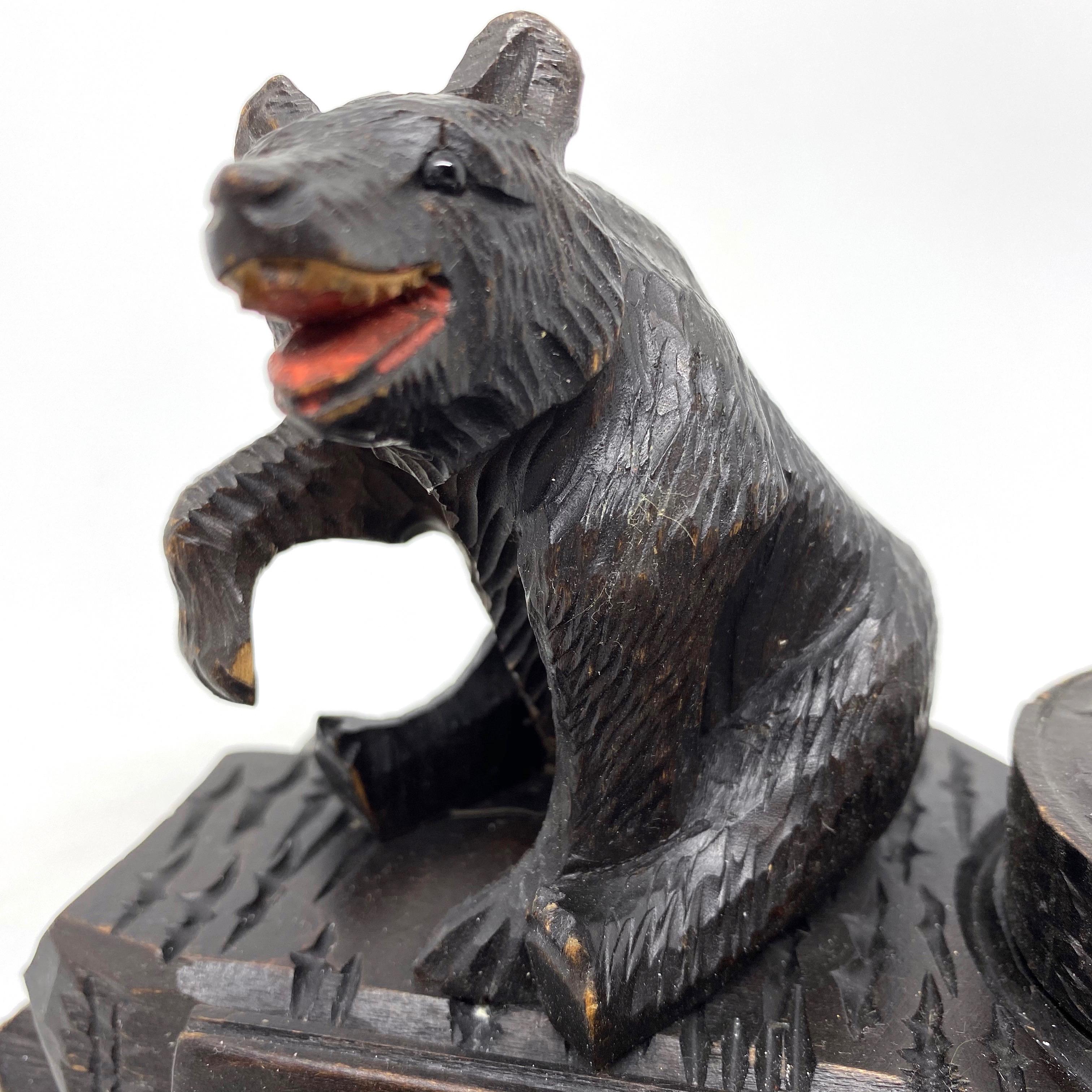 Sculpté à la main Encrier en bois sculpté de l'ours de Brienz de la Forêt Noire German Vintage, 1890s en vente