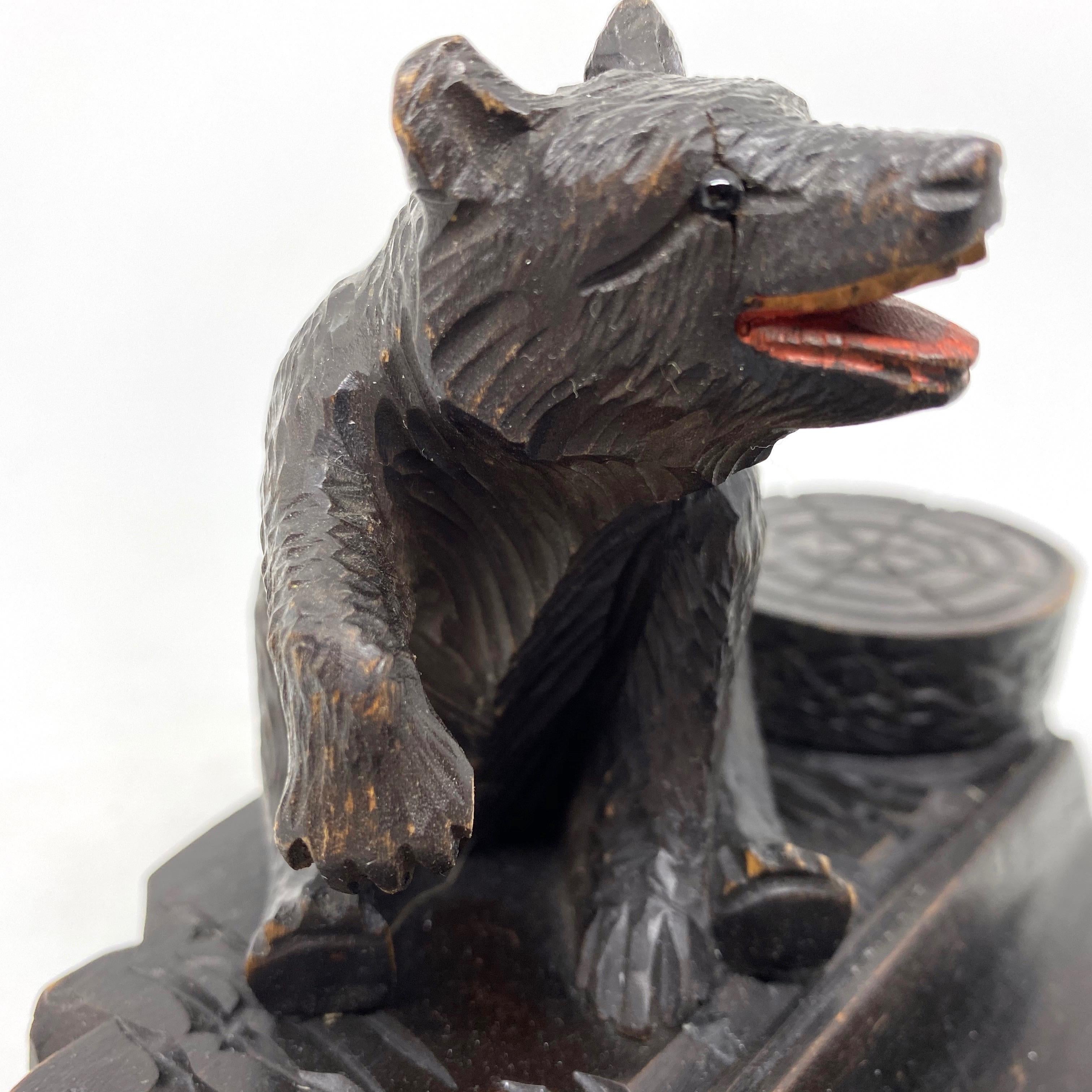 Encrier en bois sculpté de l'ours de Brienz de la Forêt Noire German Vintage, 1890s Bon état - En vente à Nuernberg, DE