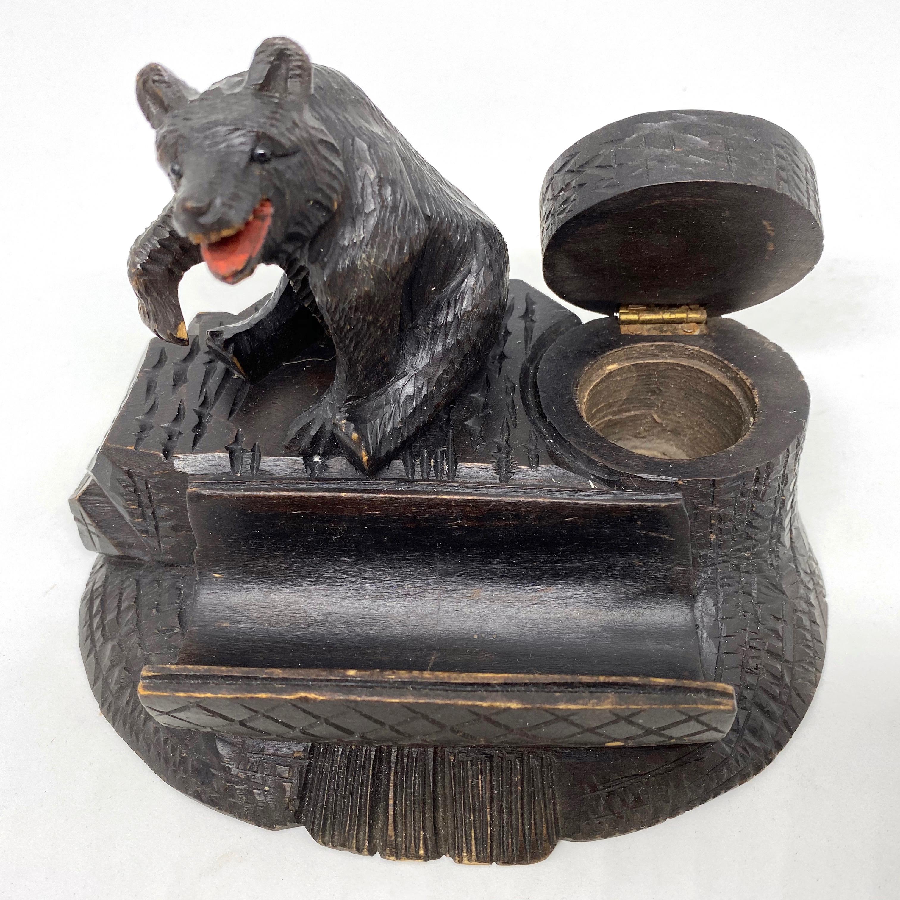 Black Forest Wood Carved Brienz Bear Inkwell German Vintage, 1890s In Good Condition For Sale In Nuernberg, DE