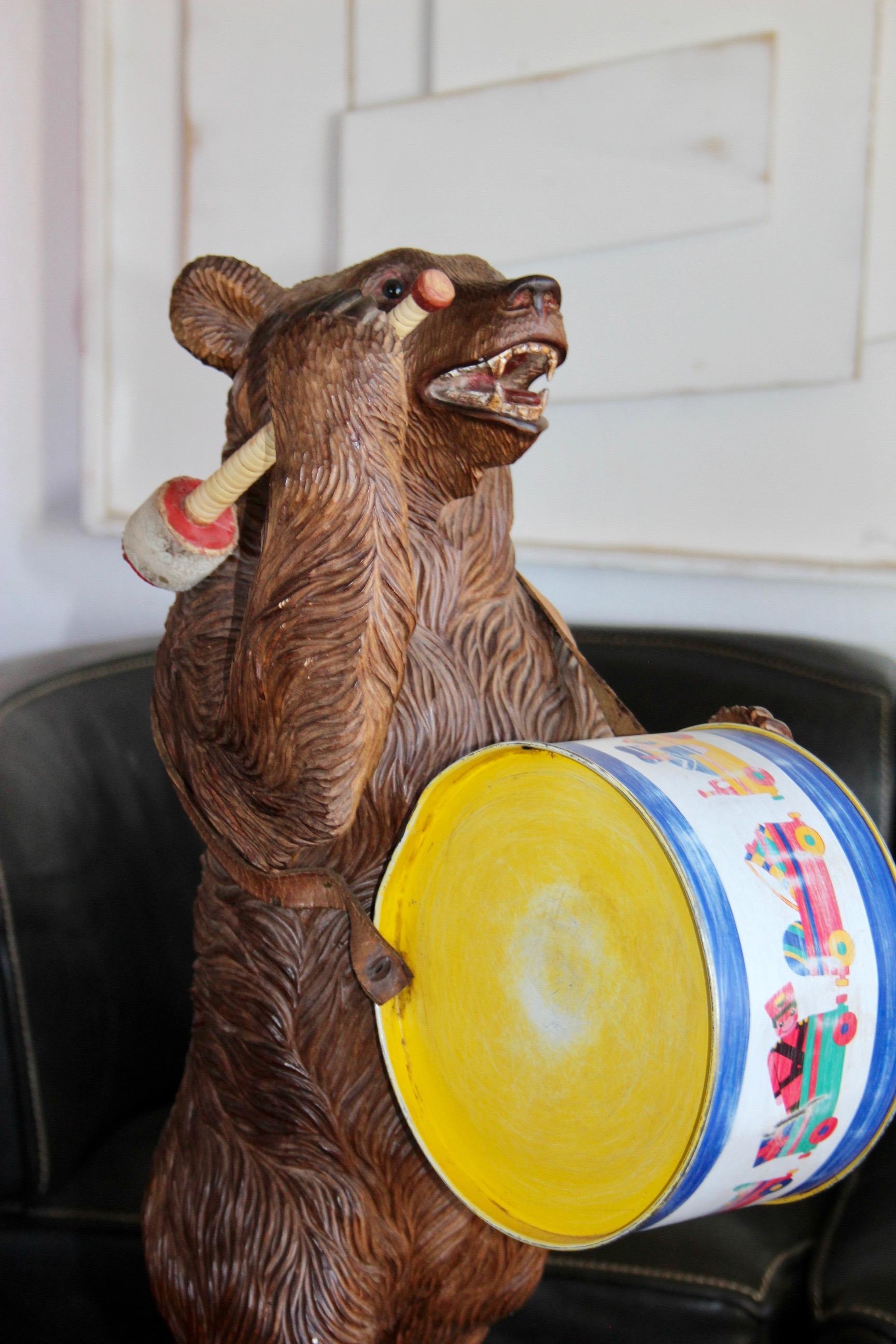 Black Forest Wood Carved Brienz Bear musician Statue In Good Condition For Sale In grand Lancy, CH