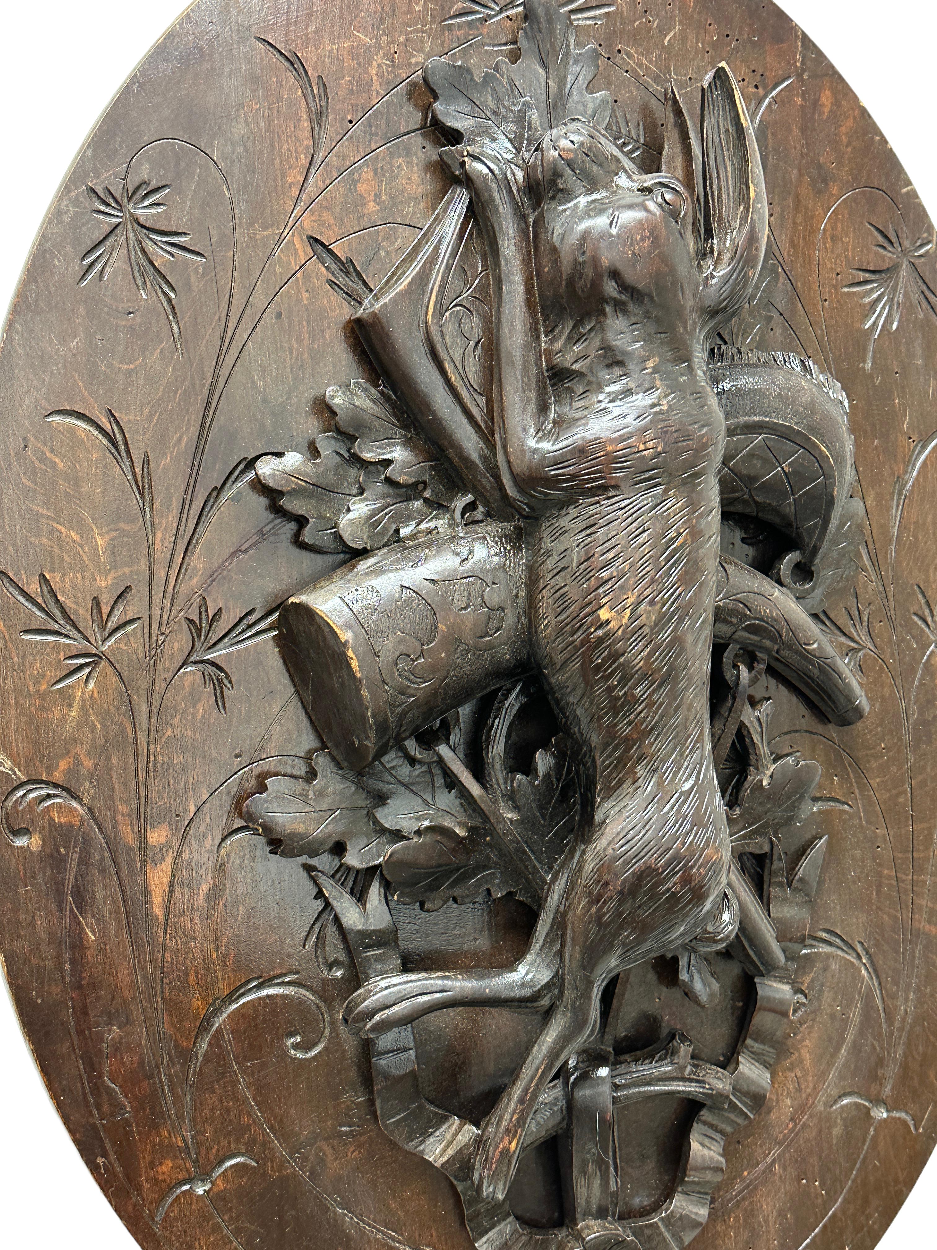 Allemand Plaque de chasse ancienne en bois de la Forêt-Noire sculpté de Brienz, années 1890 en vente