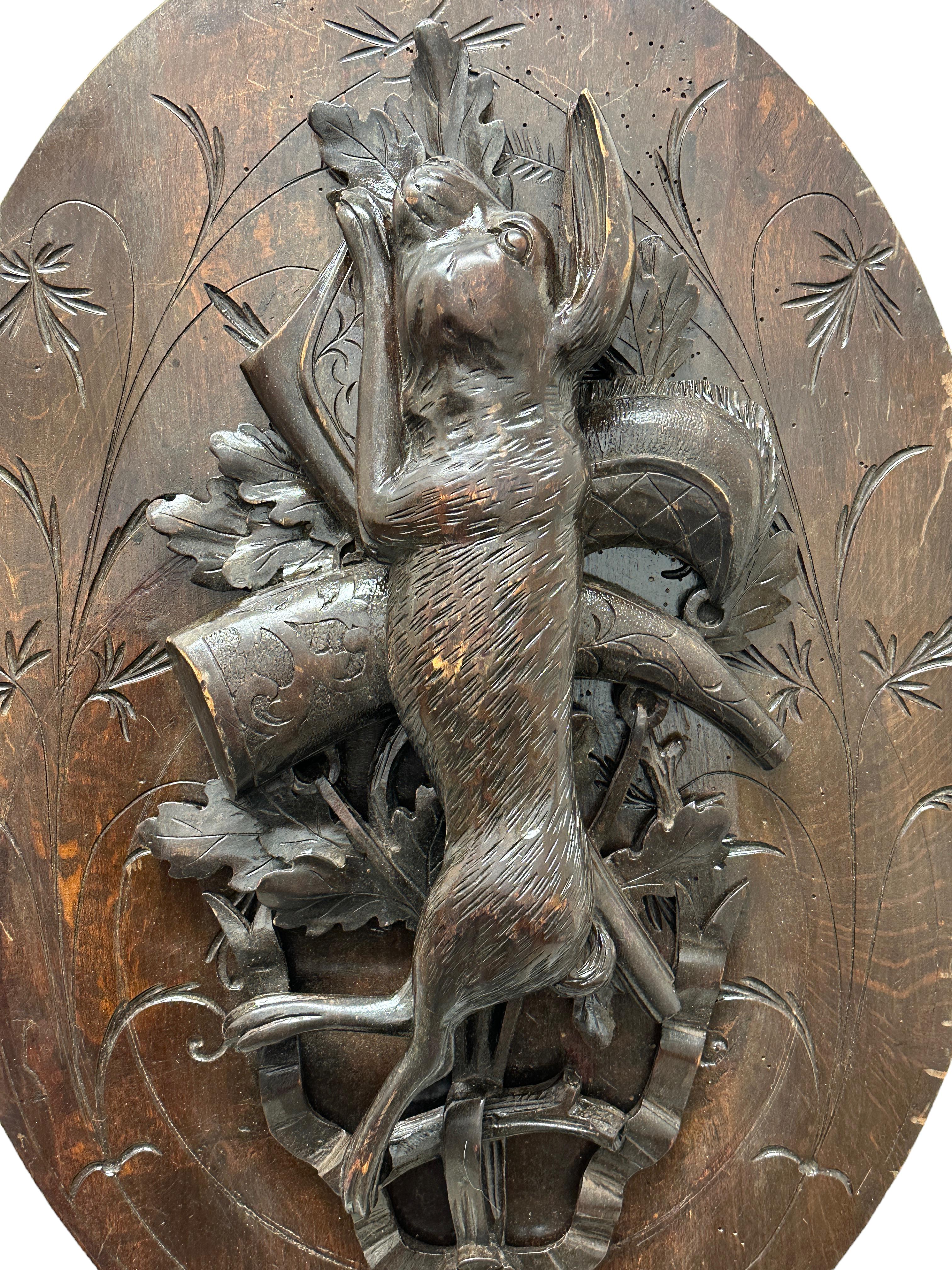 Sculpté à la main Plaque de chasse ancienne en bois de la Forêt-Noire sculpté de Brienz, années 1890 en vente