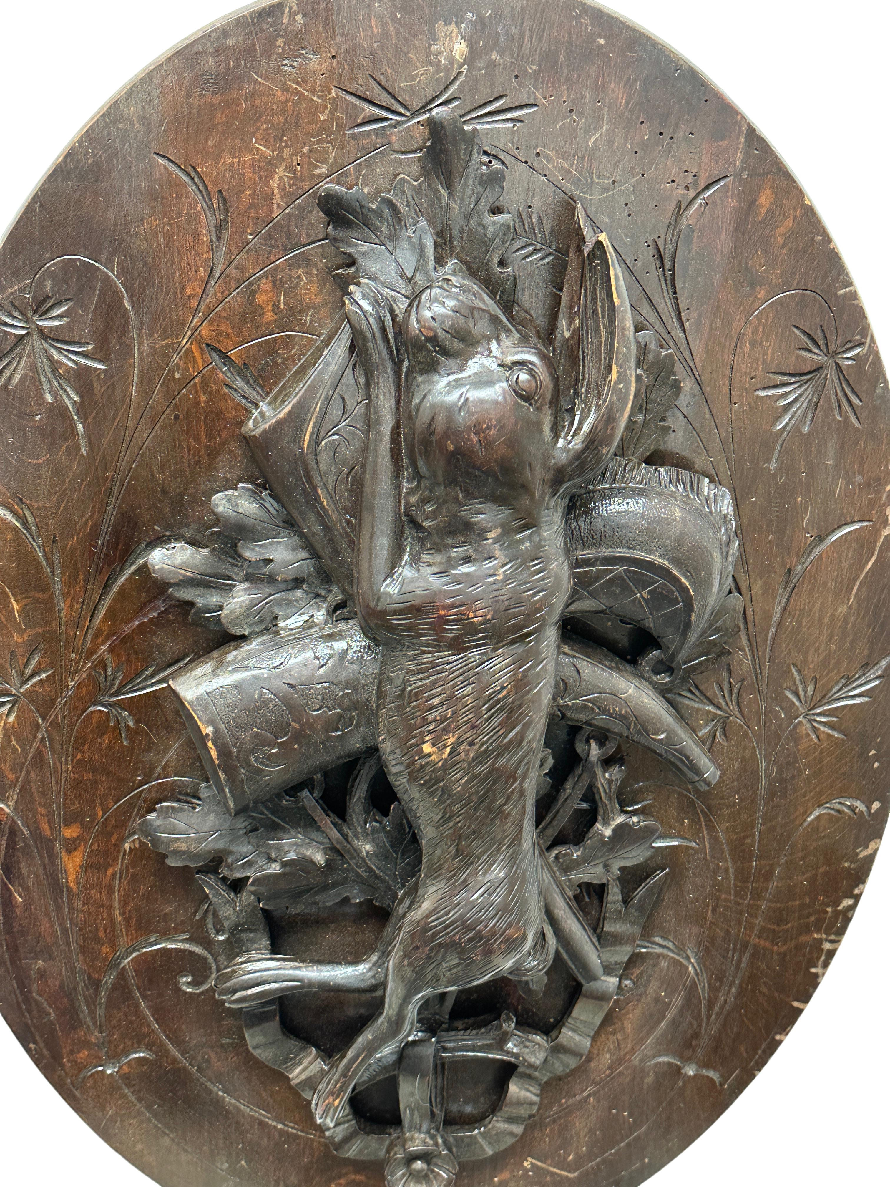 Schwarzwälder geschnitzte Brienz- Jagdplakette aus Holz, antik, 1890er Jahre (Handgeschnitzt) im Angebot