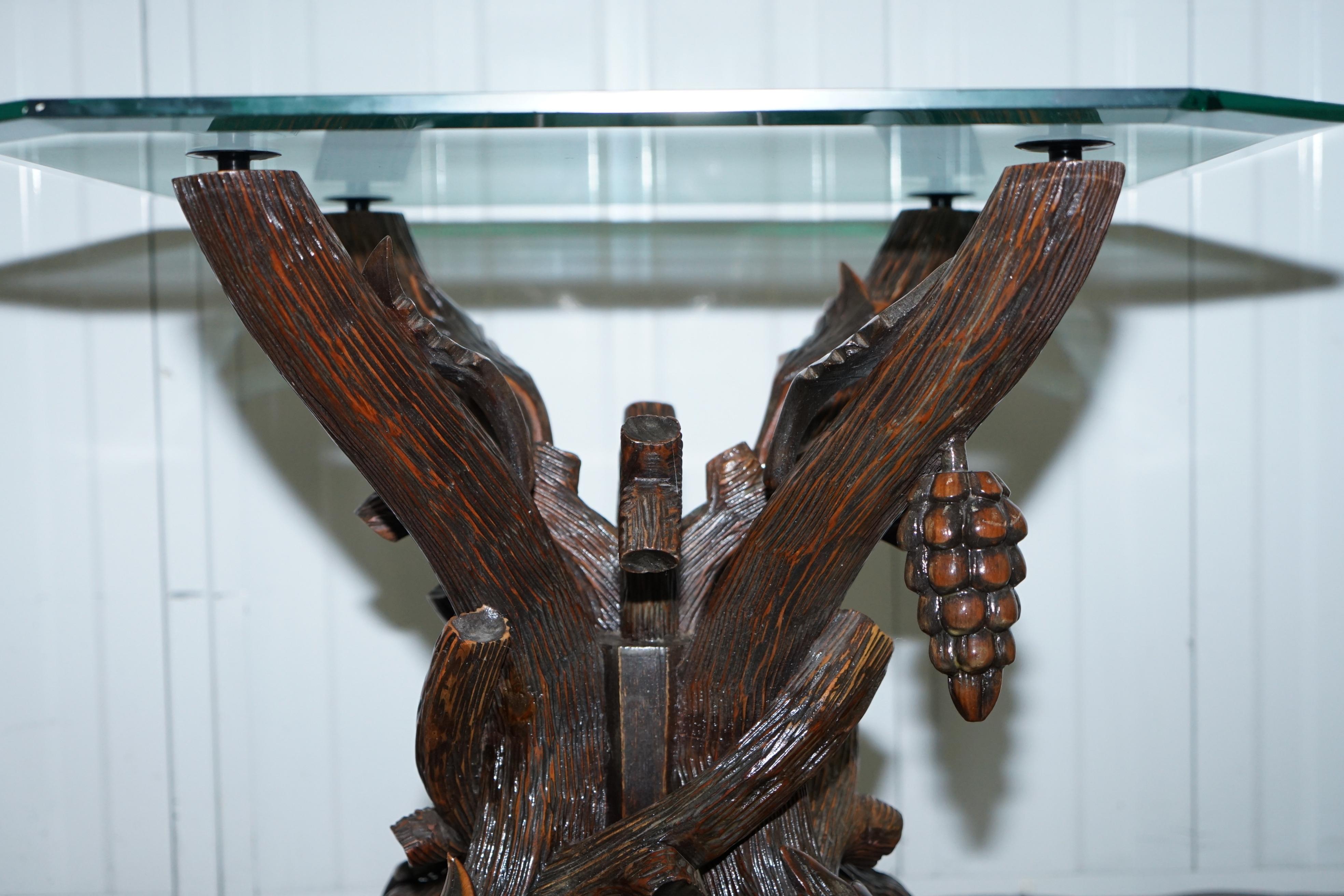 Black Forest Wood Wood sculpté avec feuilles et raisins Side Lamp End Wine Table Glass Top en vente 1