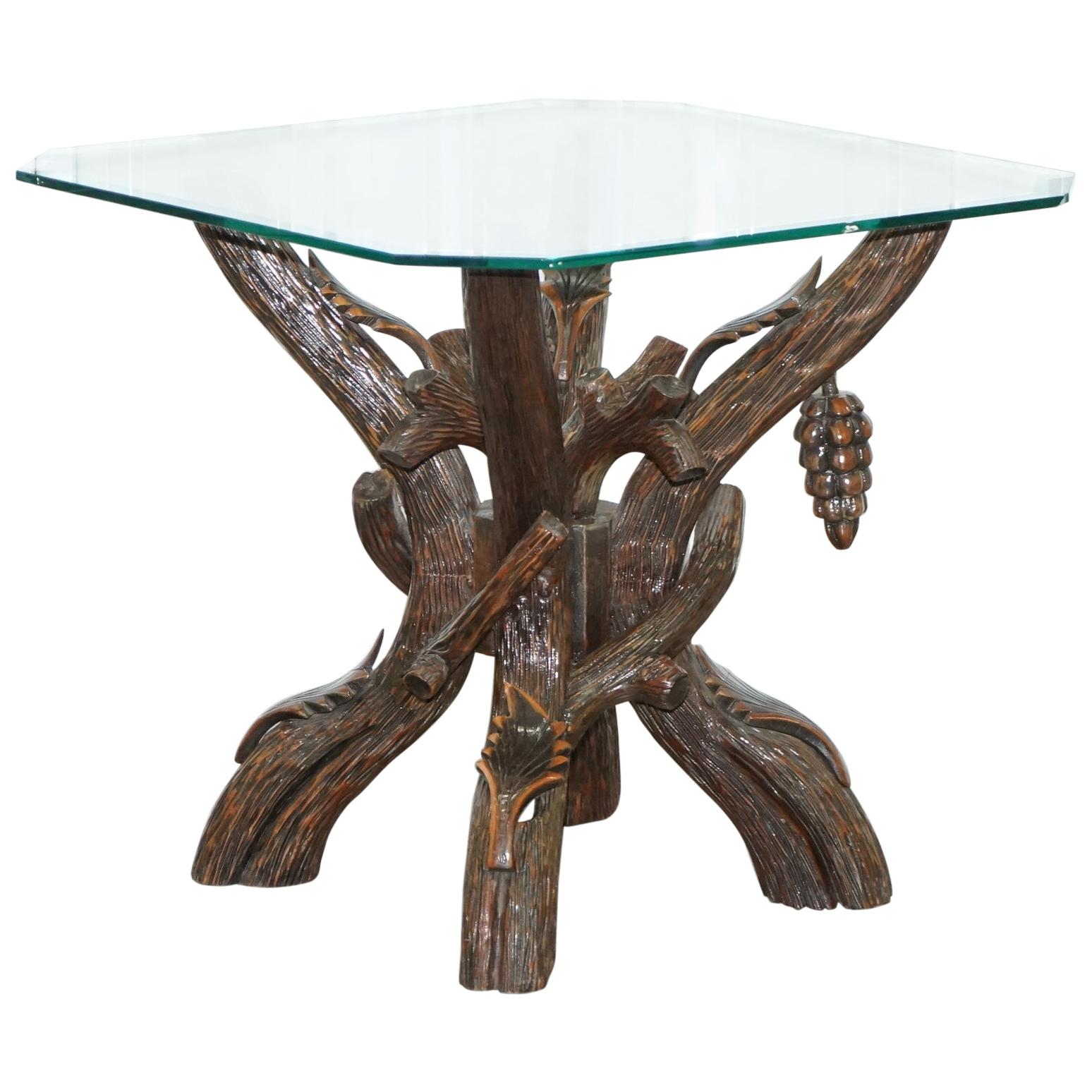 Black Forest Wood Wood sculpté avec feuilles et raisins Side Lamp End Wine Table Glass Top en vente