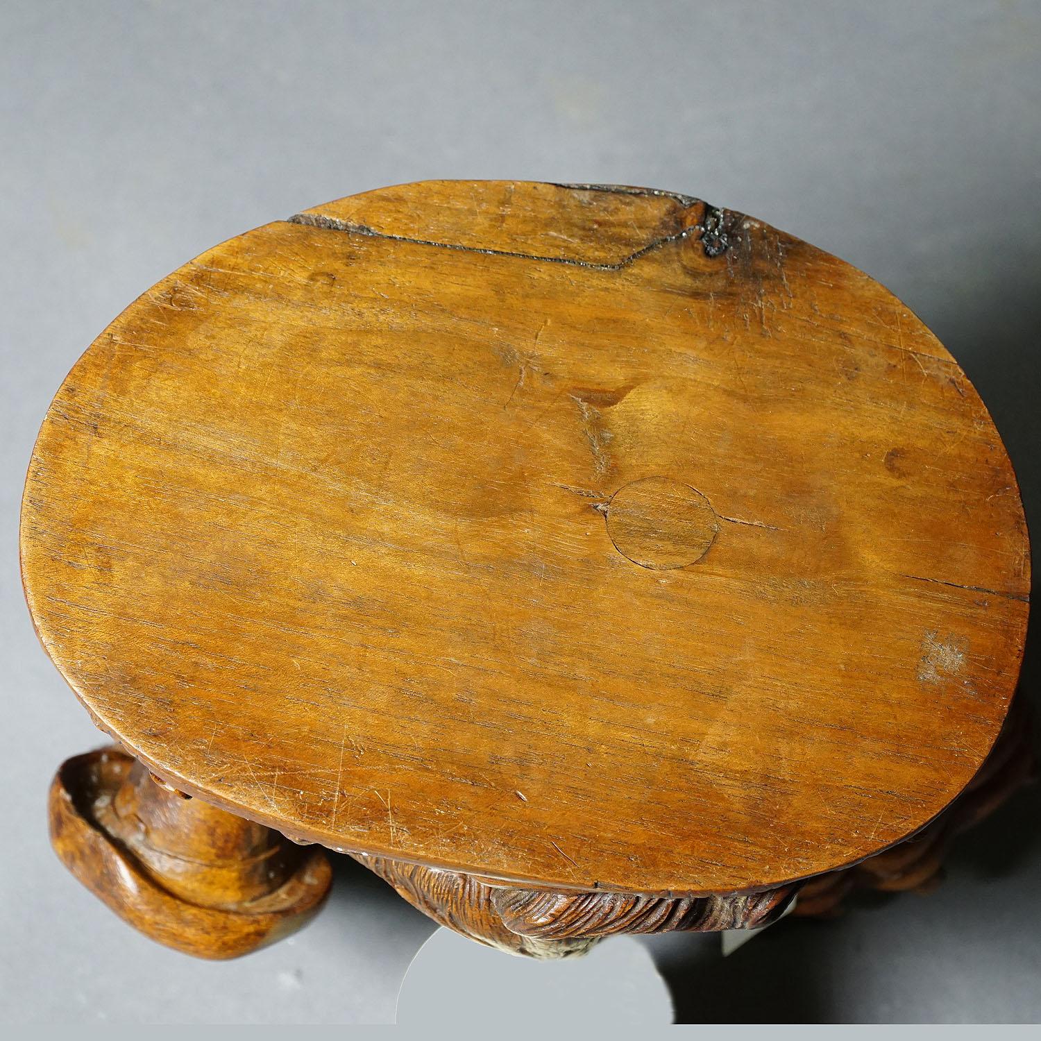 Chien mendiant en bois sculpté de Black Forest, Brienz, vers 1900 Bon état - En vente à Berghuelen, DE