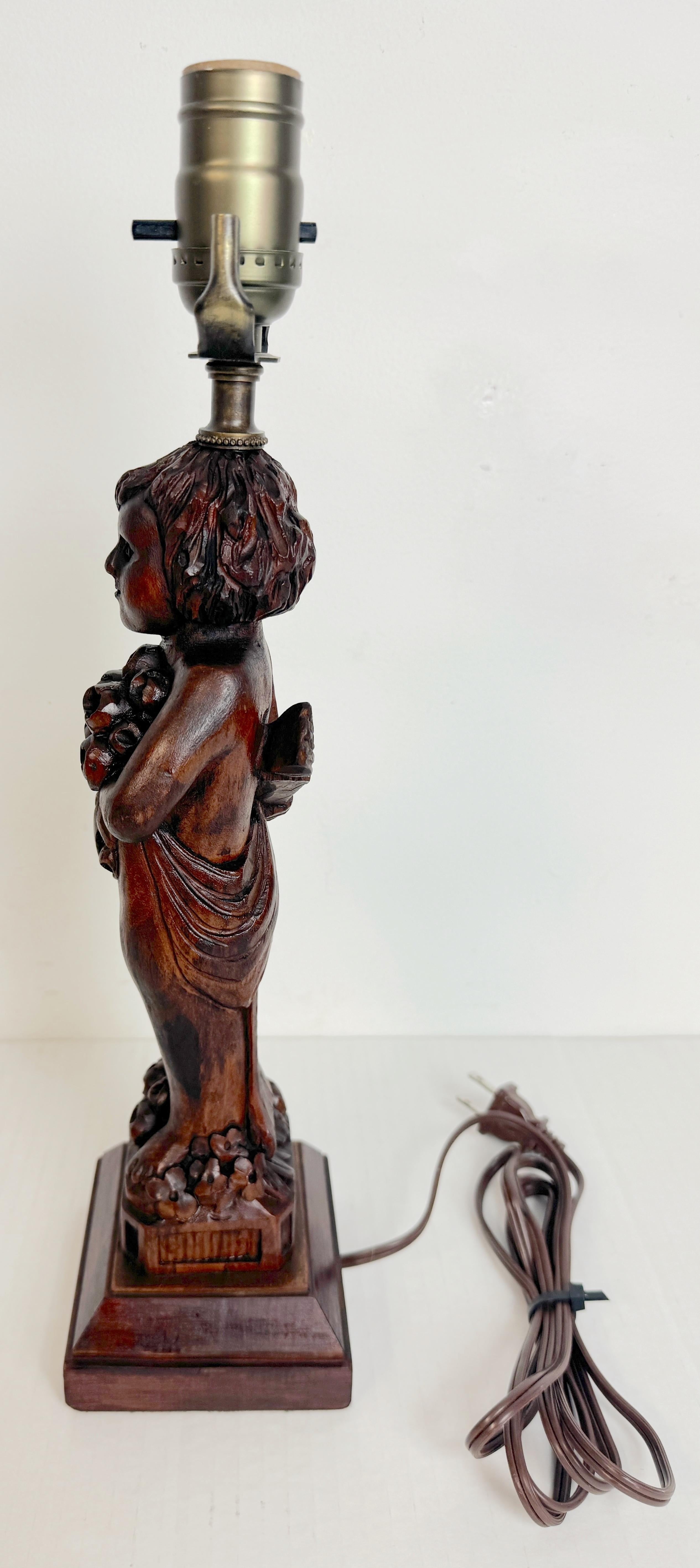 Black Forrest Lámpara Art Carved Querubín Presentando Ramo de Flores, C.1925 en venta 2