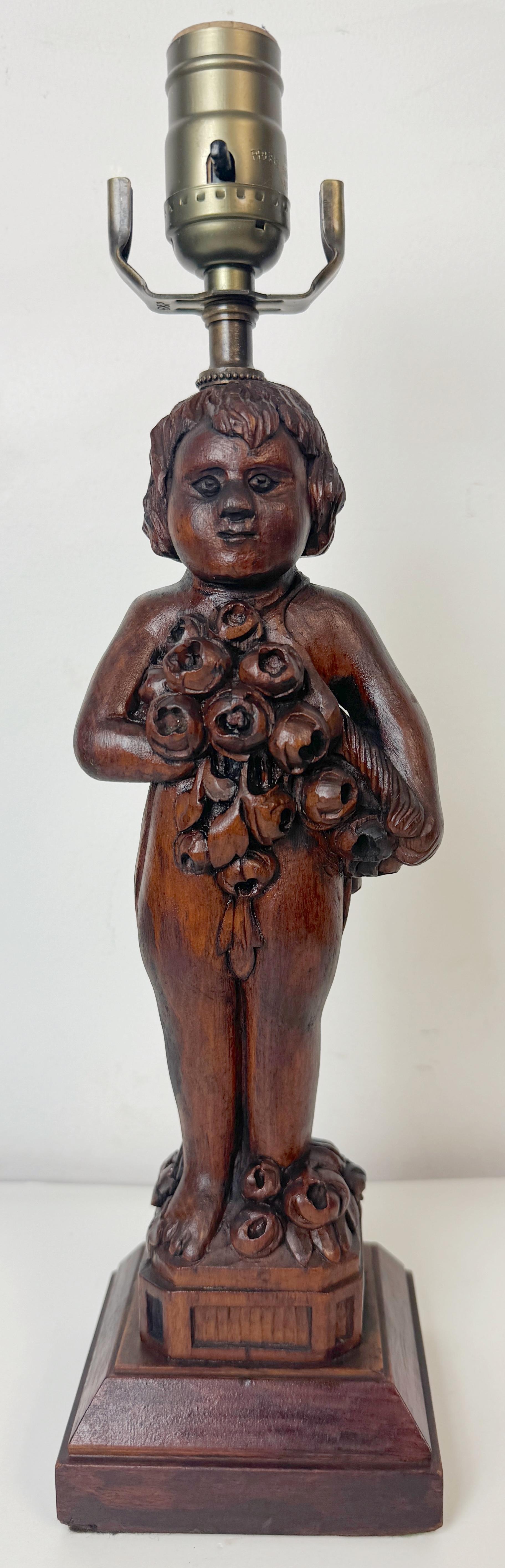 Antiguo Black Forest Art Decó Lámpara de querubín tallada - Putti desnudo con ramo y carcaj, c. 1925

Esta exquisita lámpara Art Déco de la Selva Negra (hacia 1925) presenta un querubín (Putti) de madera tallado a mano, esculpido con un detalle
