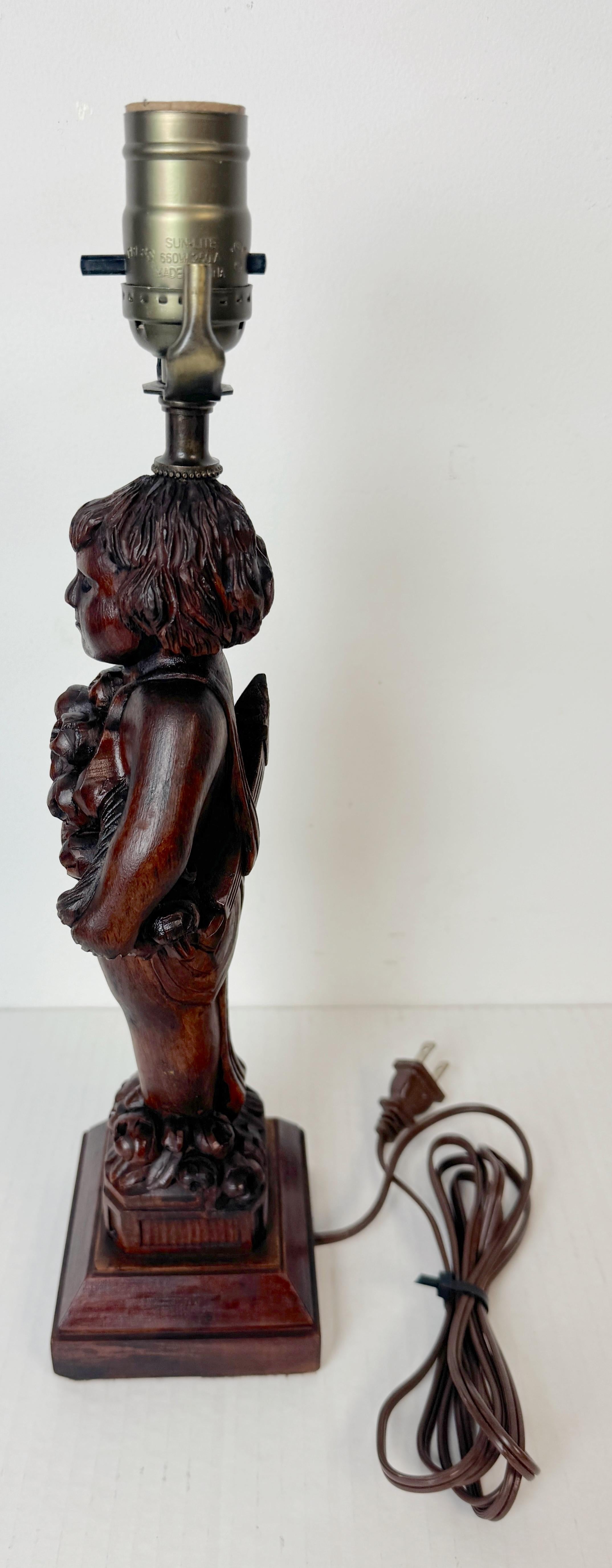 Black Forrest Lámpara Art Carved Querubín Presentando Ramo de Flores, C.1925 Bosque negro en venta
