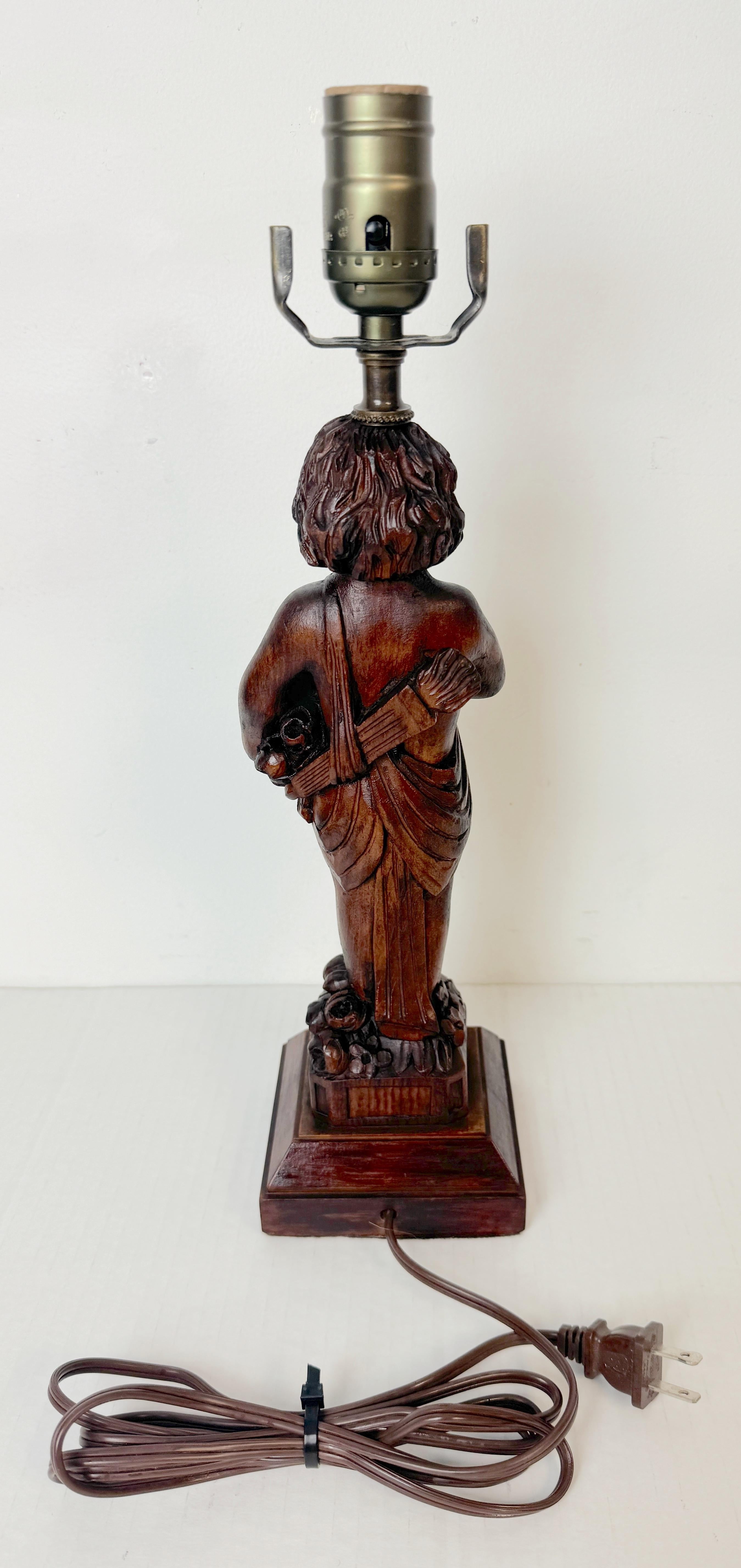 Black Forrest Lámpara Art Carved Querubín Presentando Ramo de Flores, C.1925 Europeo en venta