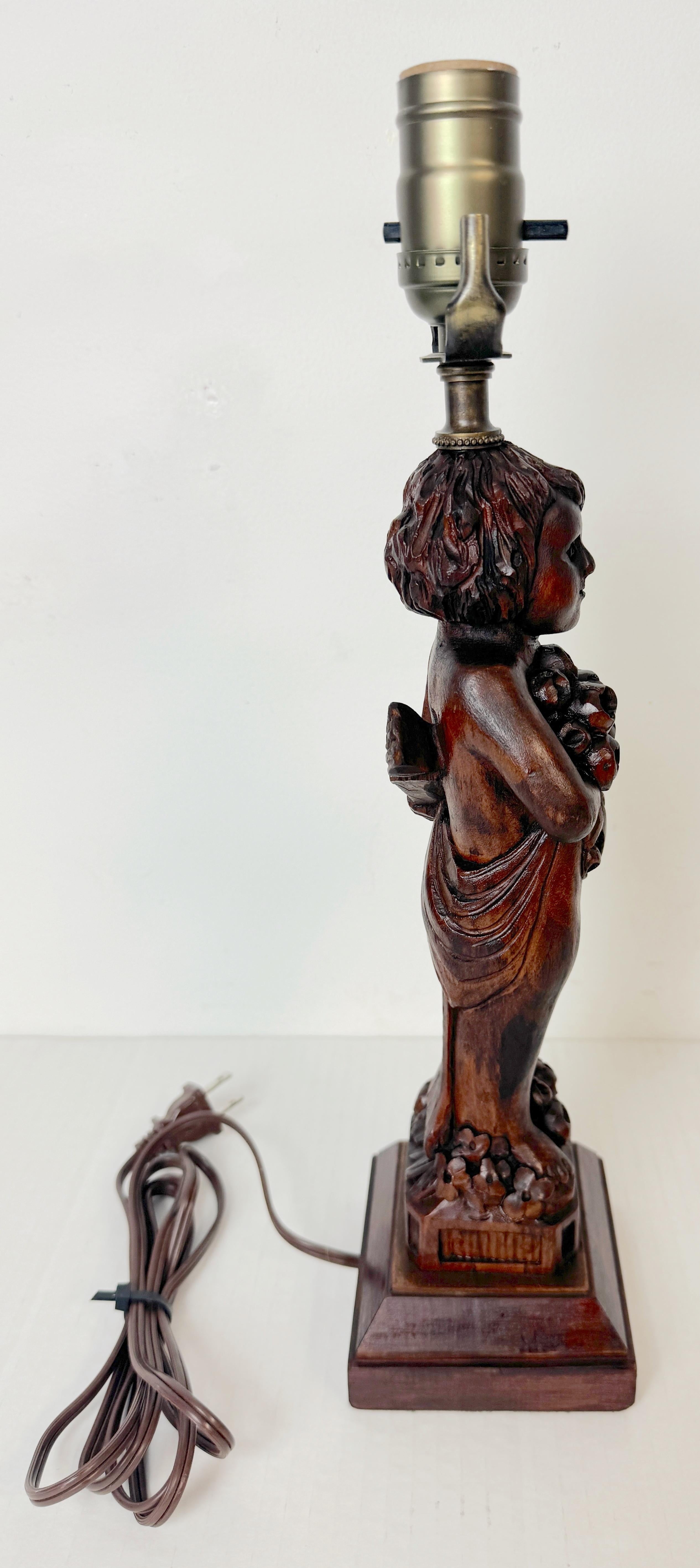 Black Forrest Lámpara Art Carved Querubín Presentando Ramo de Flores, C.1925 Tallado a mano en venta