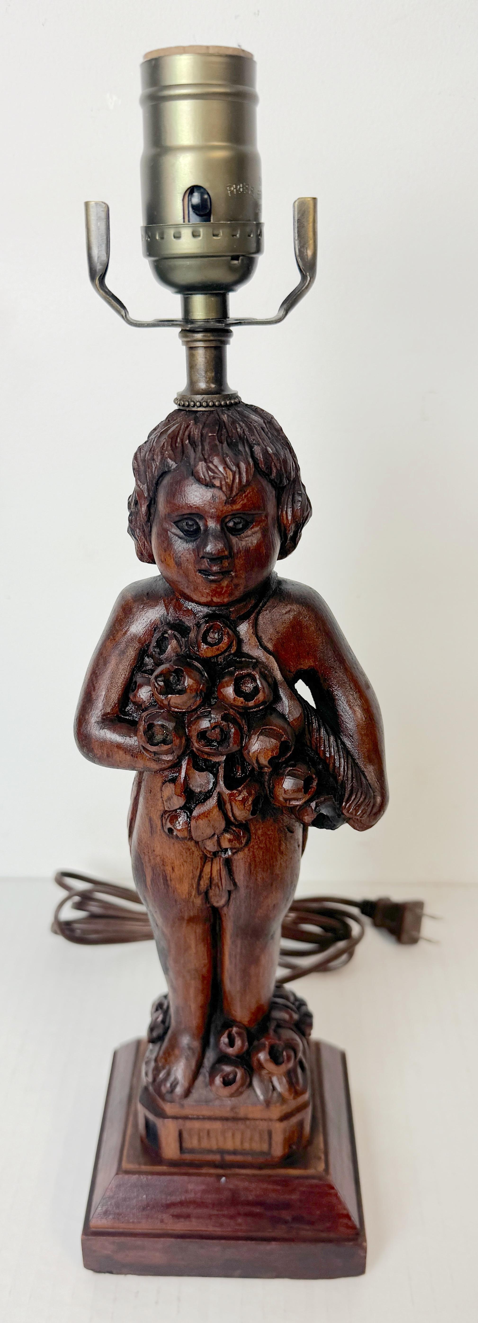 Black Forrest Lámpara Art Carved Querubín Presentando Ramo de Flores, C.1925 en Bueno estado para la venta en West Palm Beach, FL