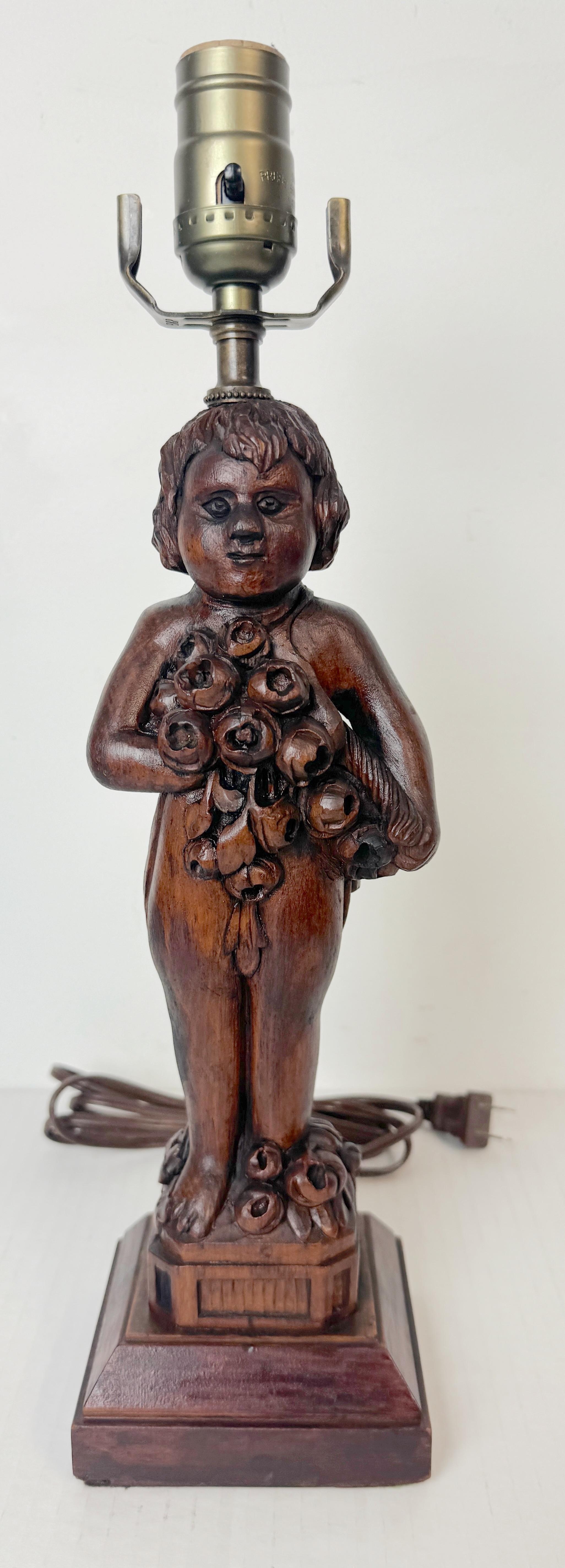 Black Forrest Lámpara Art Carved Querubín Presentando Ramo de Flores, C.1925 siglo XX en venta