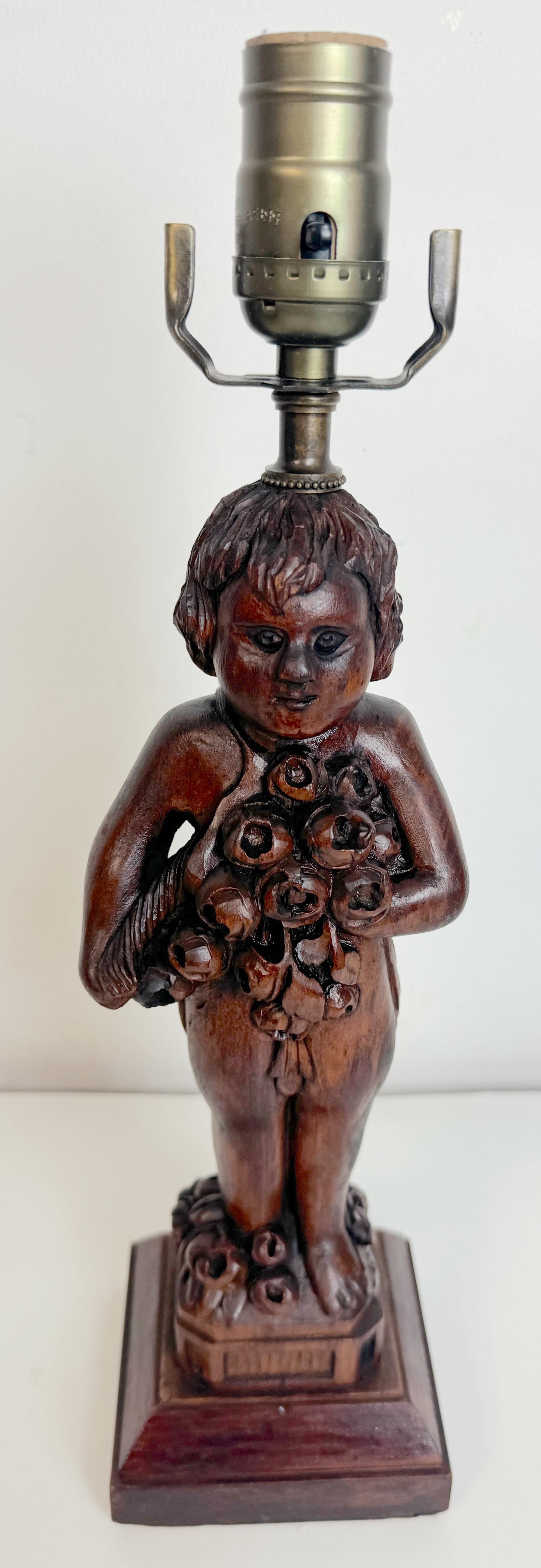 Black Forrest Lámpara Art Carved Querubín Presentando Ramo de Flores, C.1925 en venta 1