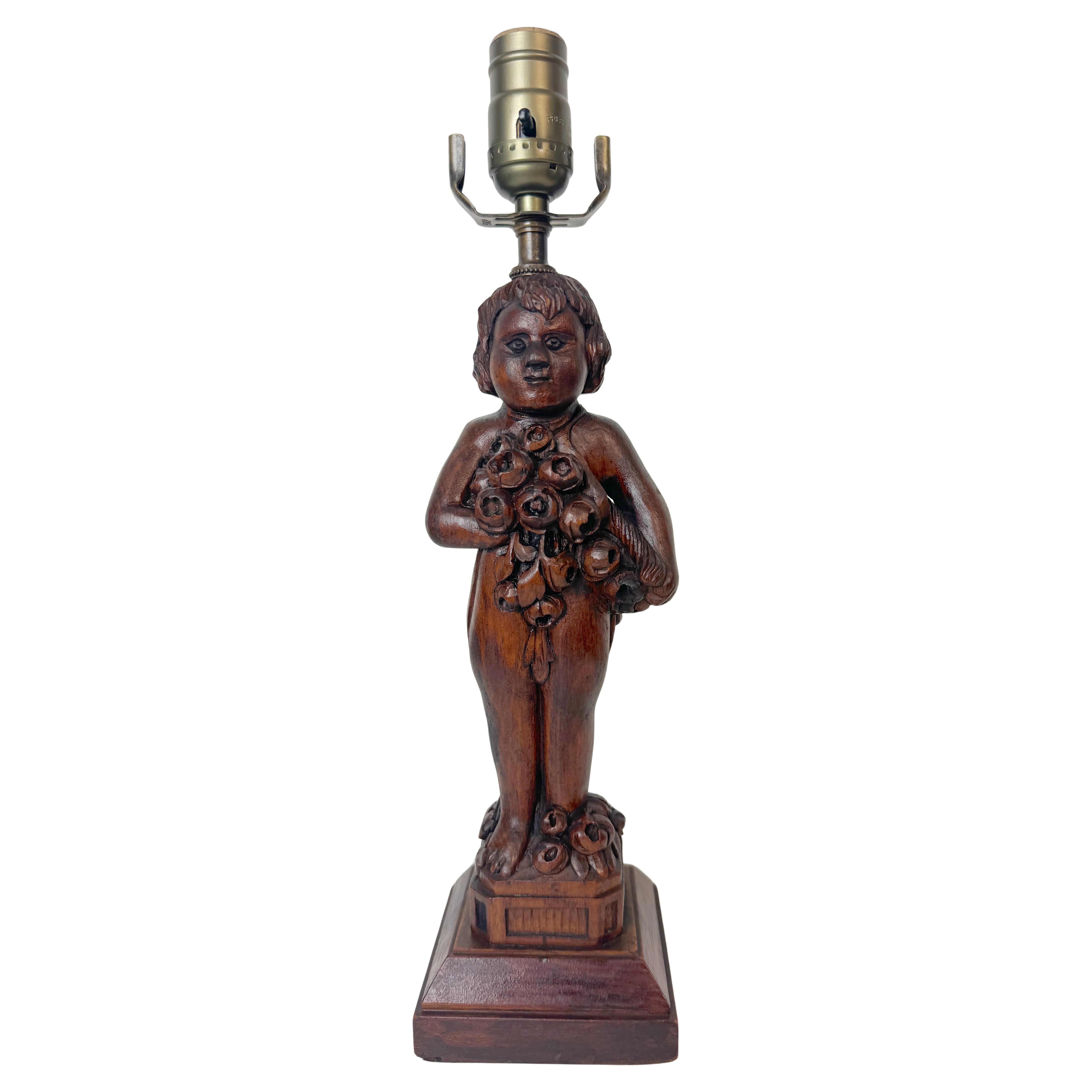 Black Forrest Lámpara Art Carved Querubín Presentando Ramo de Flores, C.1925 en venta