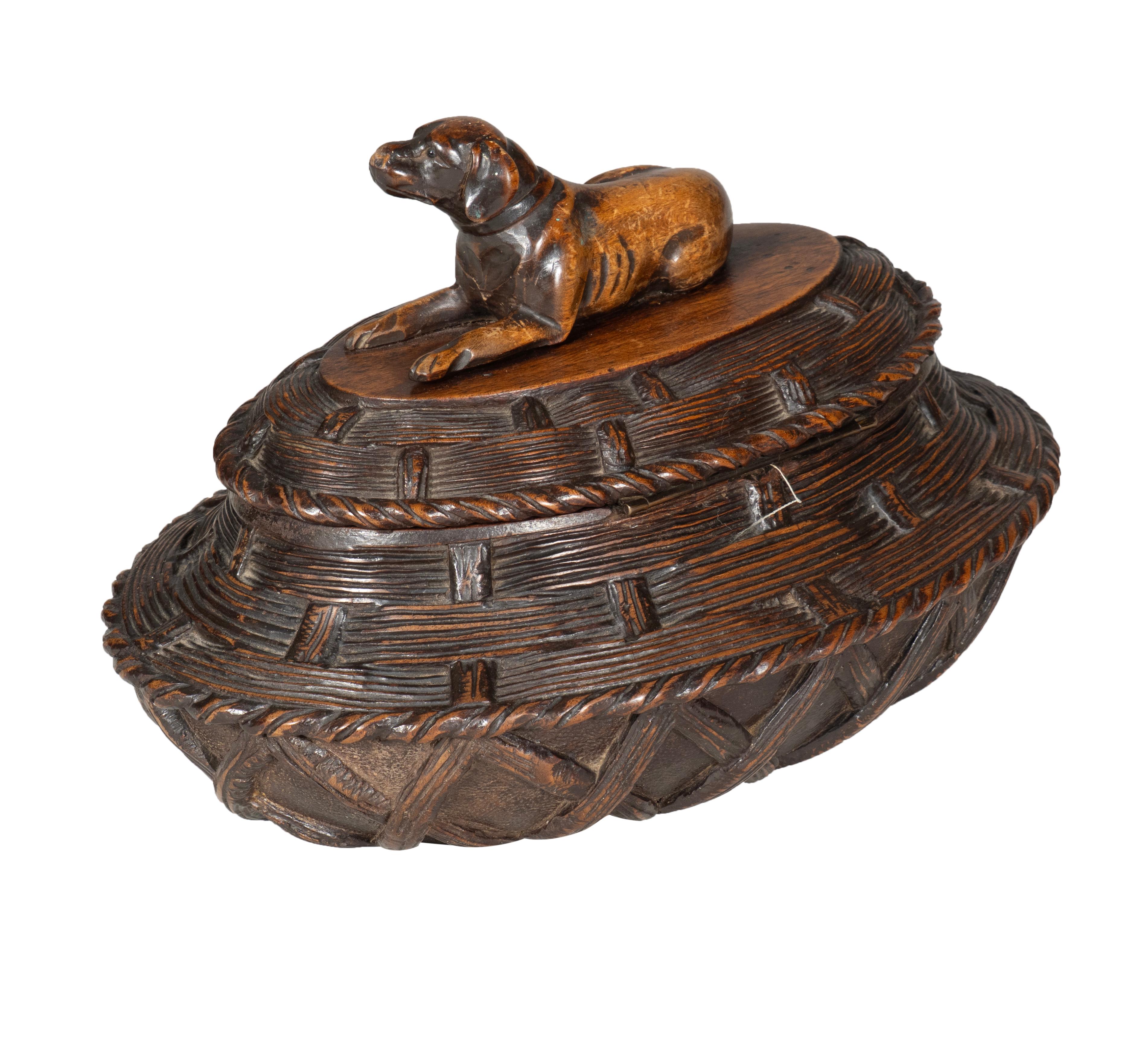 Forme ovale en bois sculpté à motif de vannerie et couvercle à charnière avec chien .