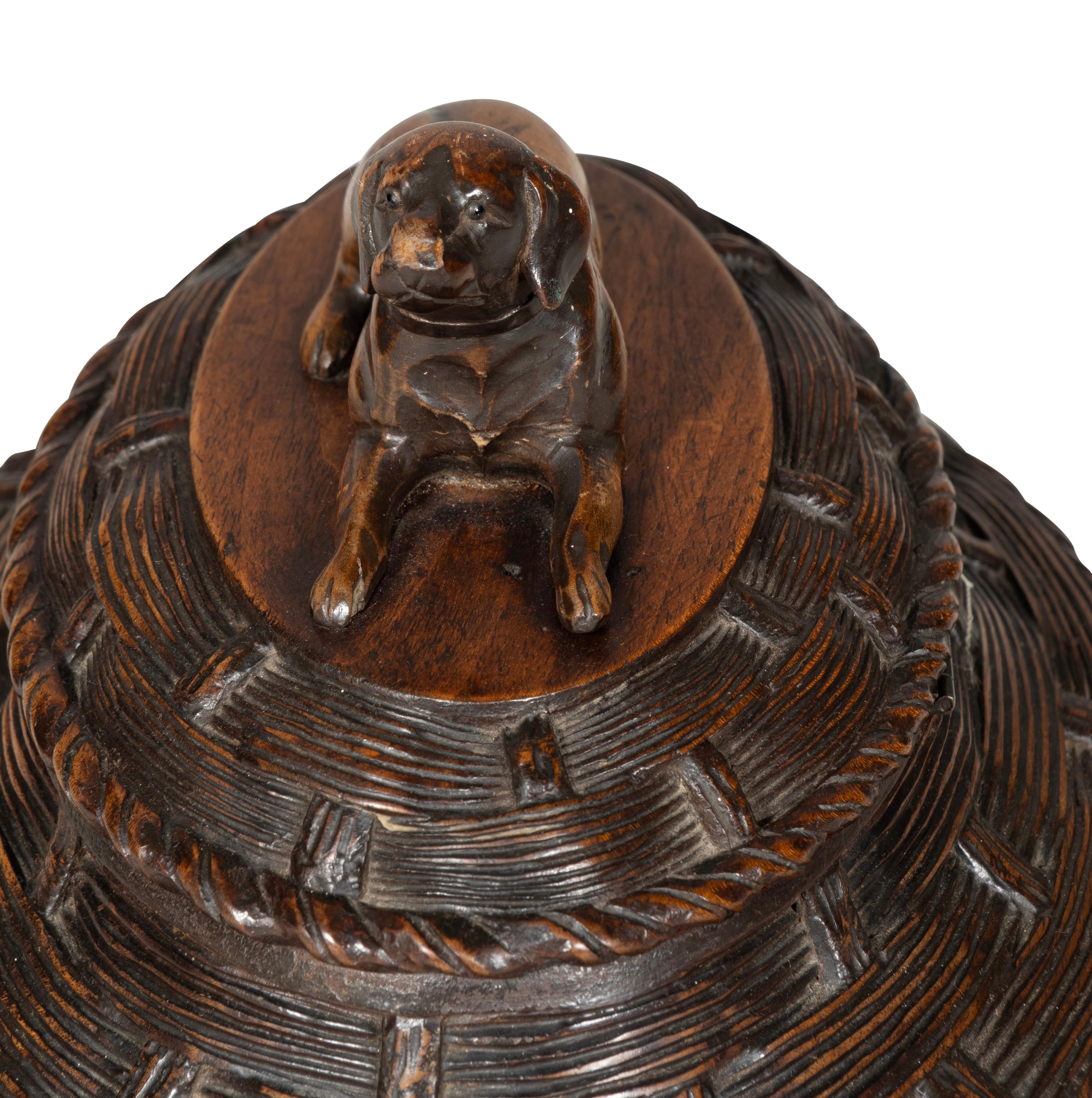 Forêt-Noire Black Forrest Boîte en noyer sculpté avec chien en vente