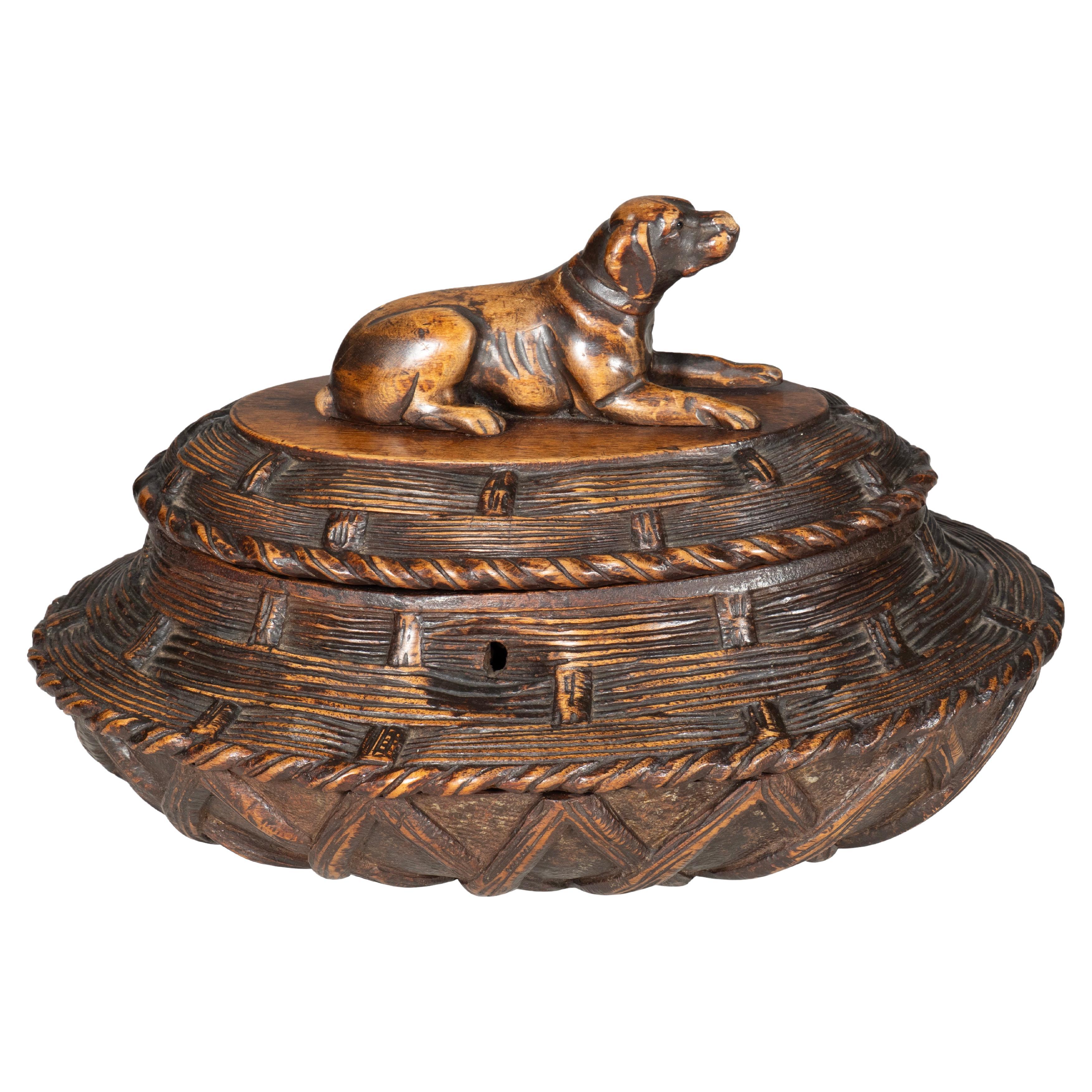 Black Forrest Boîte en noyer sculpté avec chien