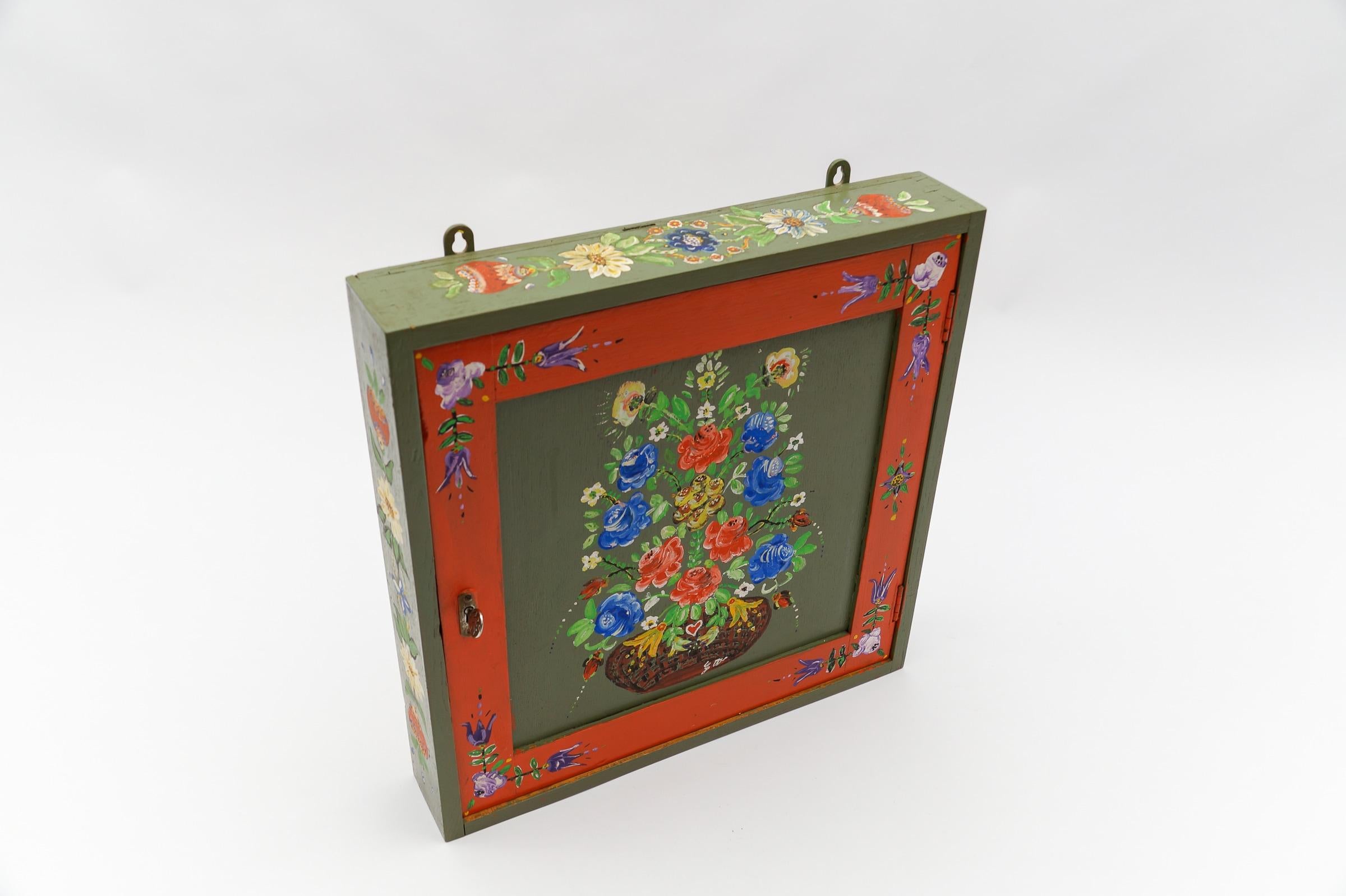 Hand-painted with the typical Black Forest patterns and flowers.

Ideal for a hotel, motel or guesthouse.

Space for 50 keys.