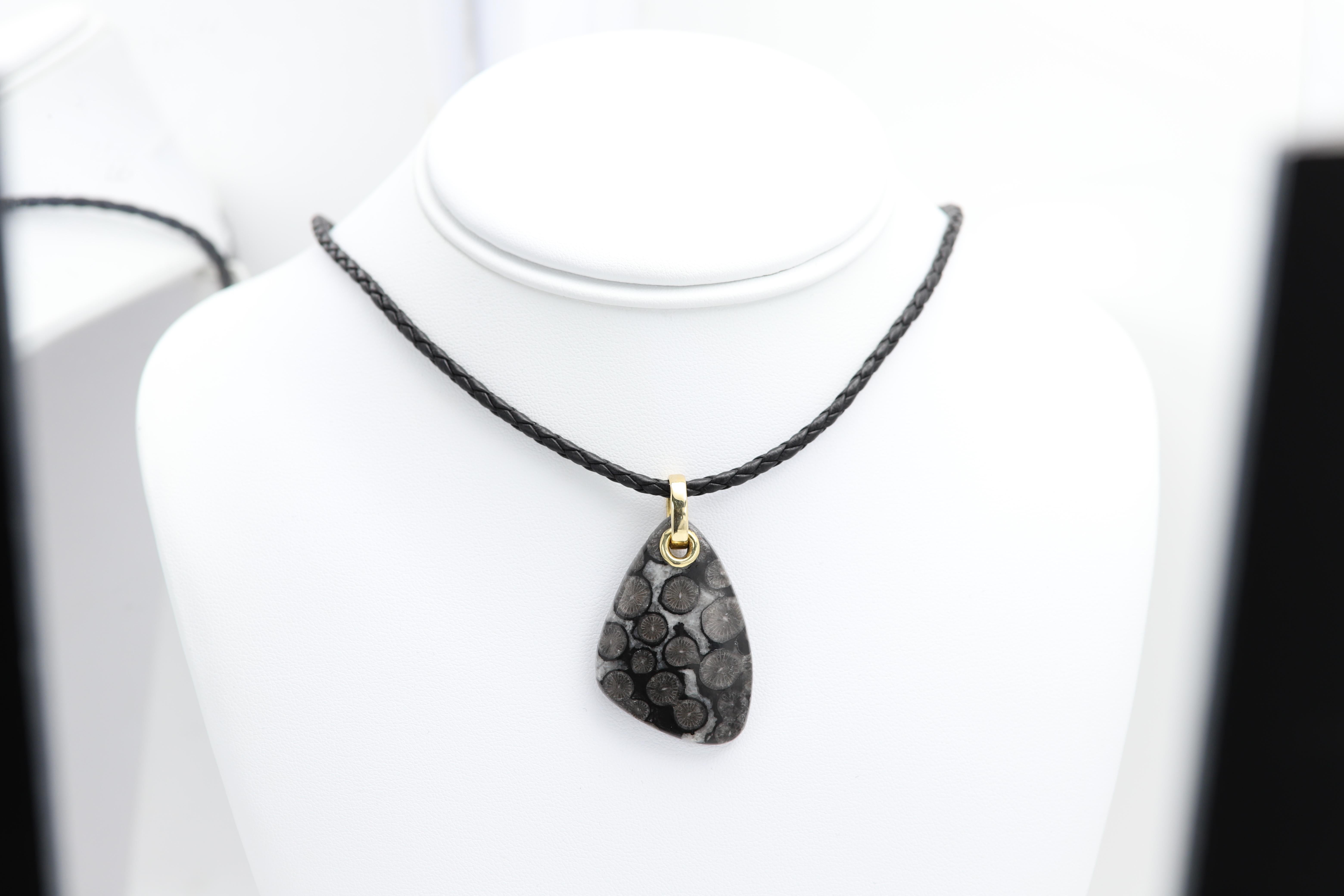 Black Fossil Coral stone Necklace Natural Stone Pendant 14 Karat Yellow Gold For Sale 2