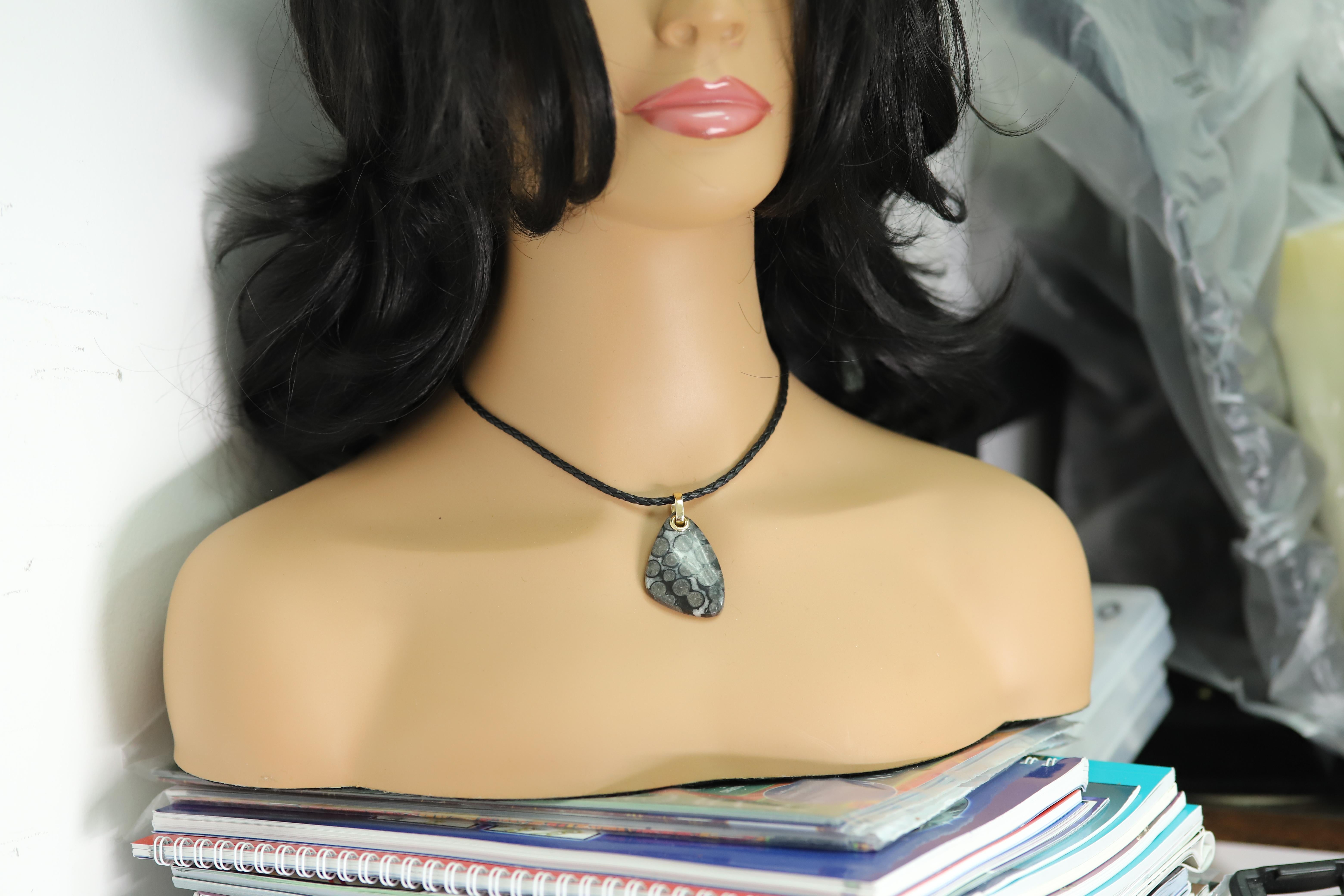 Black Fossil Coral stone Necklace Natural Stone Pendant 14 Karat Yellow Gold For Sale 4