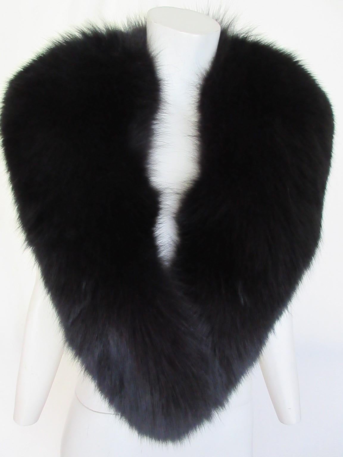 This beautiful stole collar is made of black soft fox fur.

We offer more luxury fur products, view our frontstore.

Details:
Fully lined
Light, soft and warm to wear
No closing hook, you can close with a  pin or brooch.
Nice to wear for marriage,