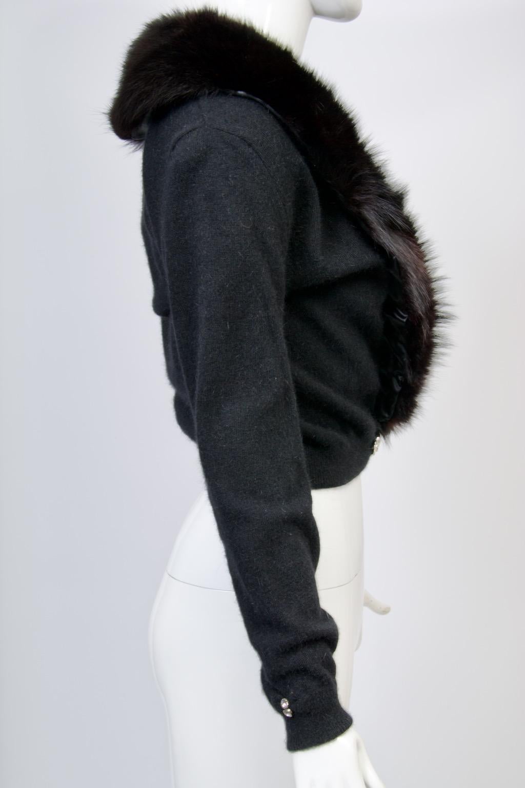 Schwarze Vintage-Strickjacke mit Fuchsband im Angebot 1