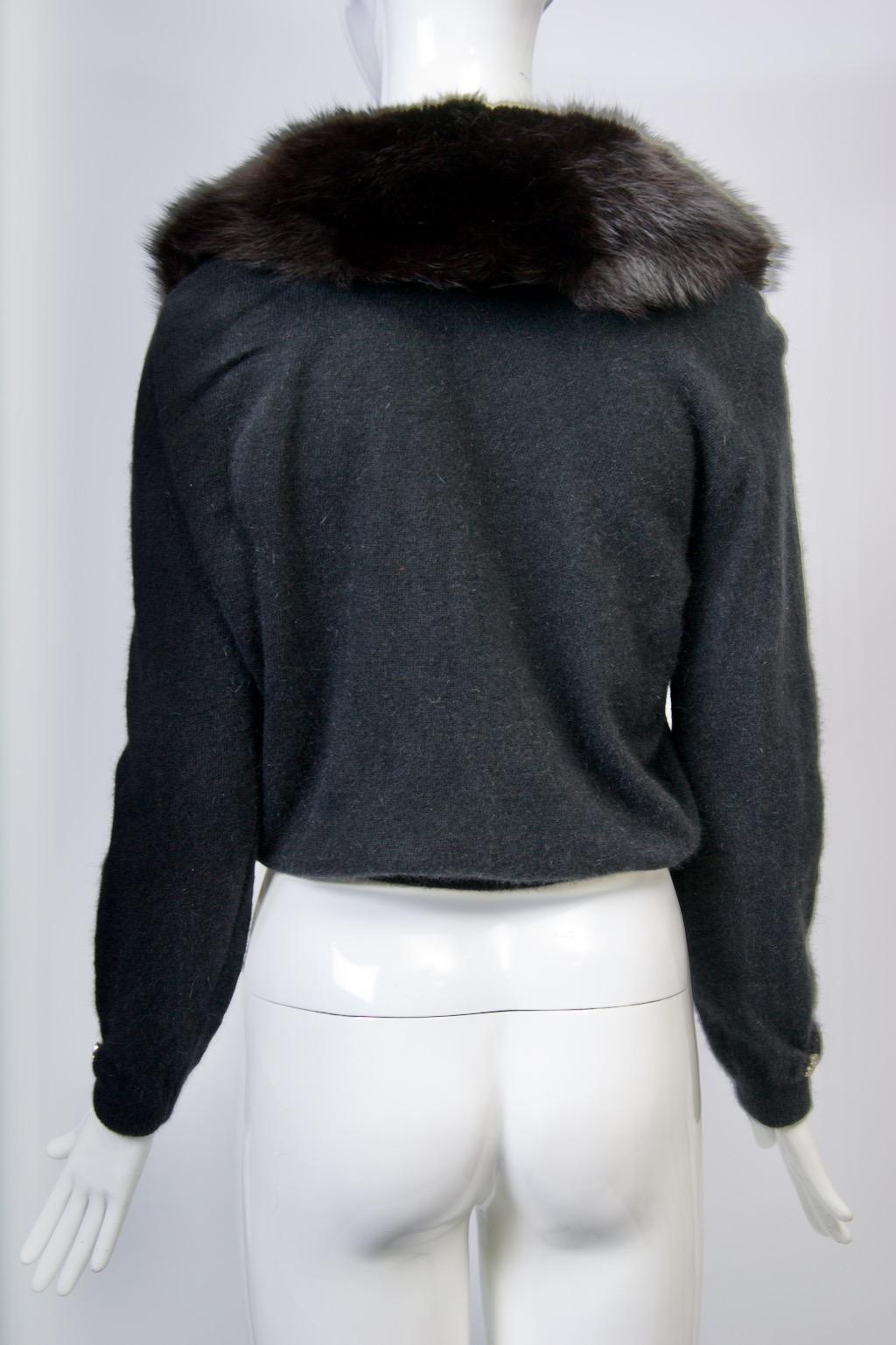 Schwarze Vintage-Strickjacke mit Fuchsband im Angebot 3