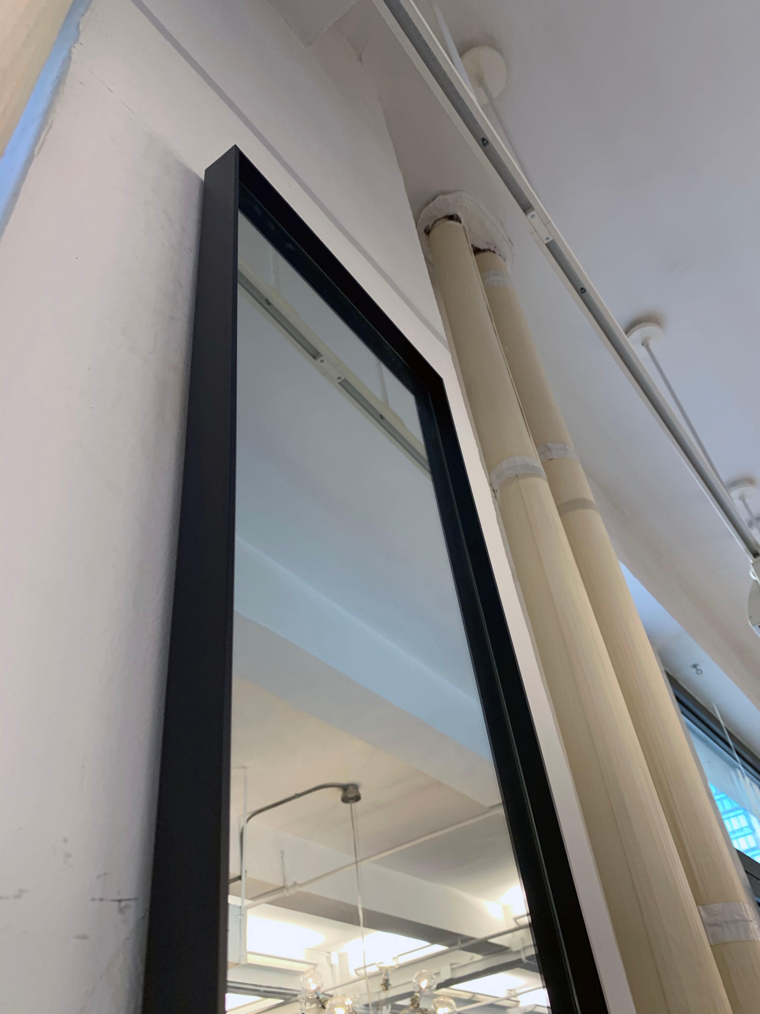 Black frame mirror
Measures: 16.8