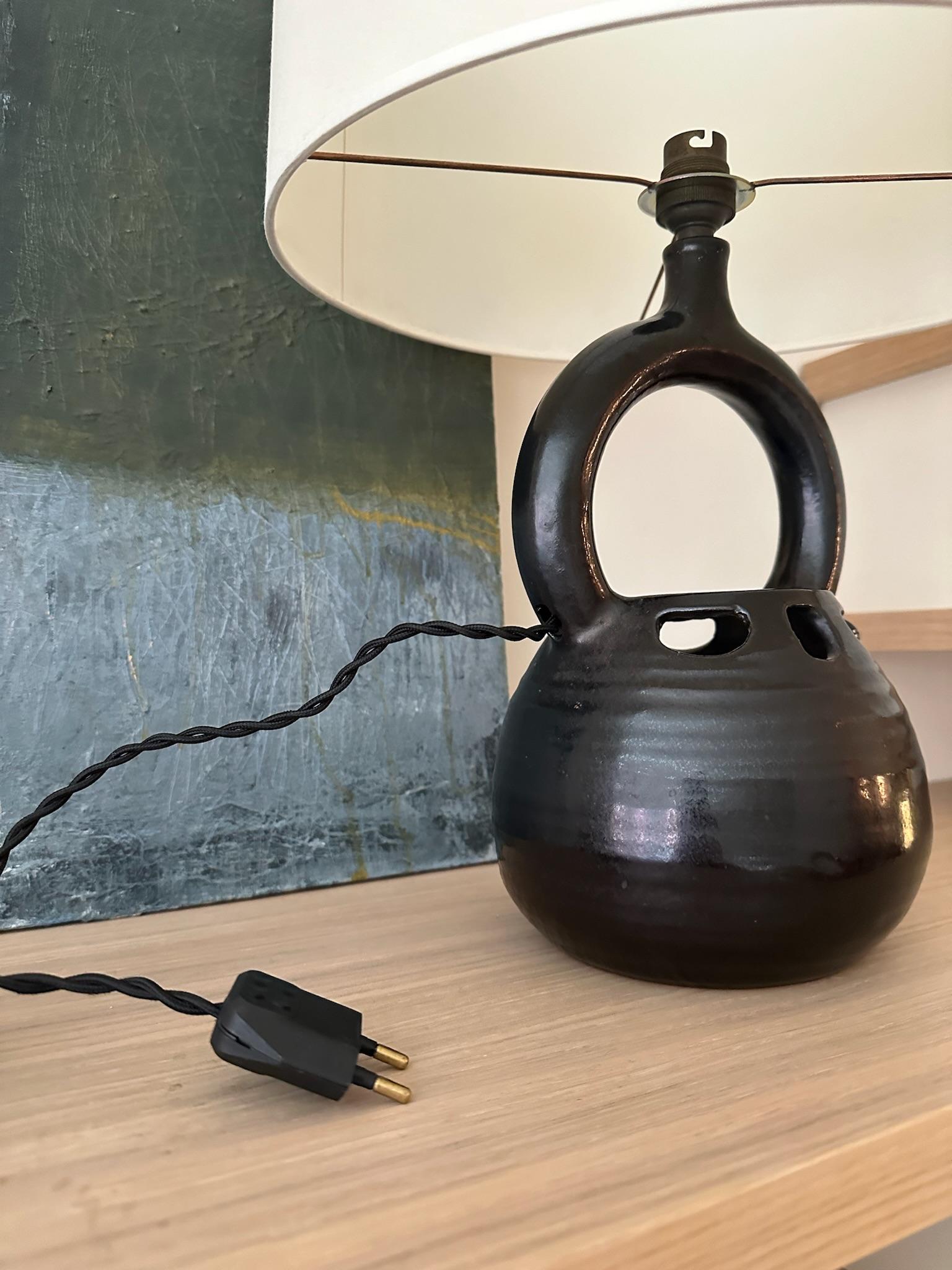Lámpara de mesa de cerámica francesa negra siglo XIX en venta
