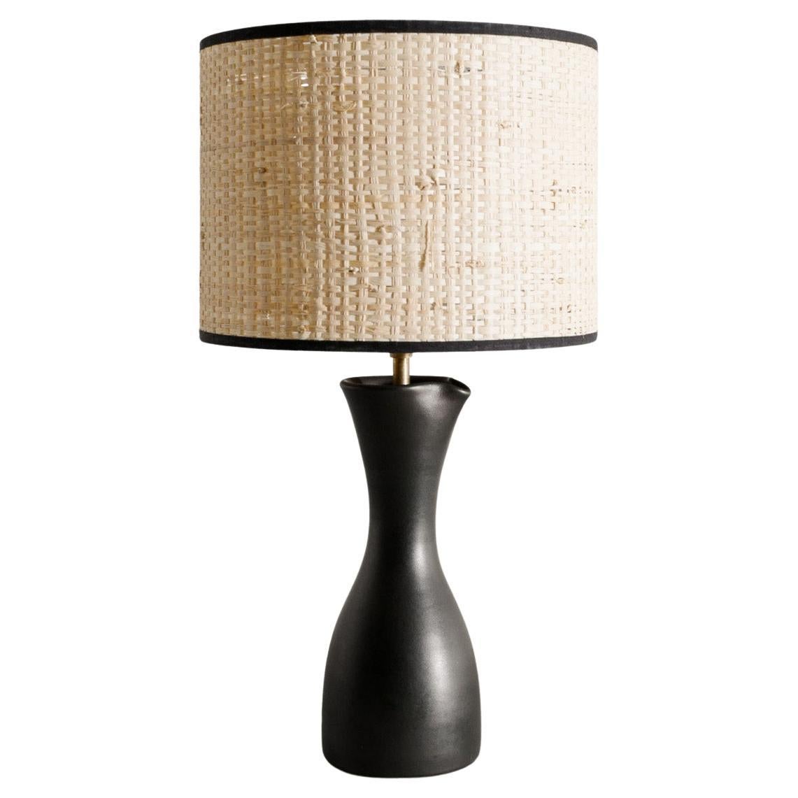 Lampada da tavolo in ceramica nera francese del Mid Century e paralume in rattan di Pol Chambost 1950s