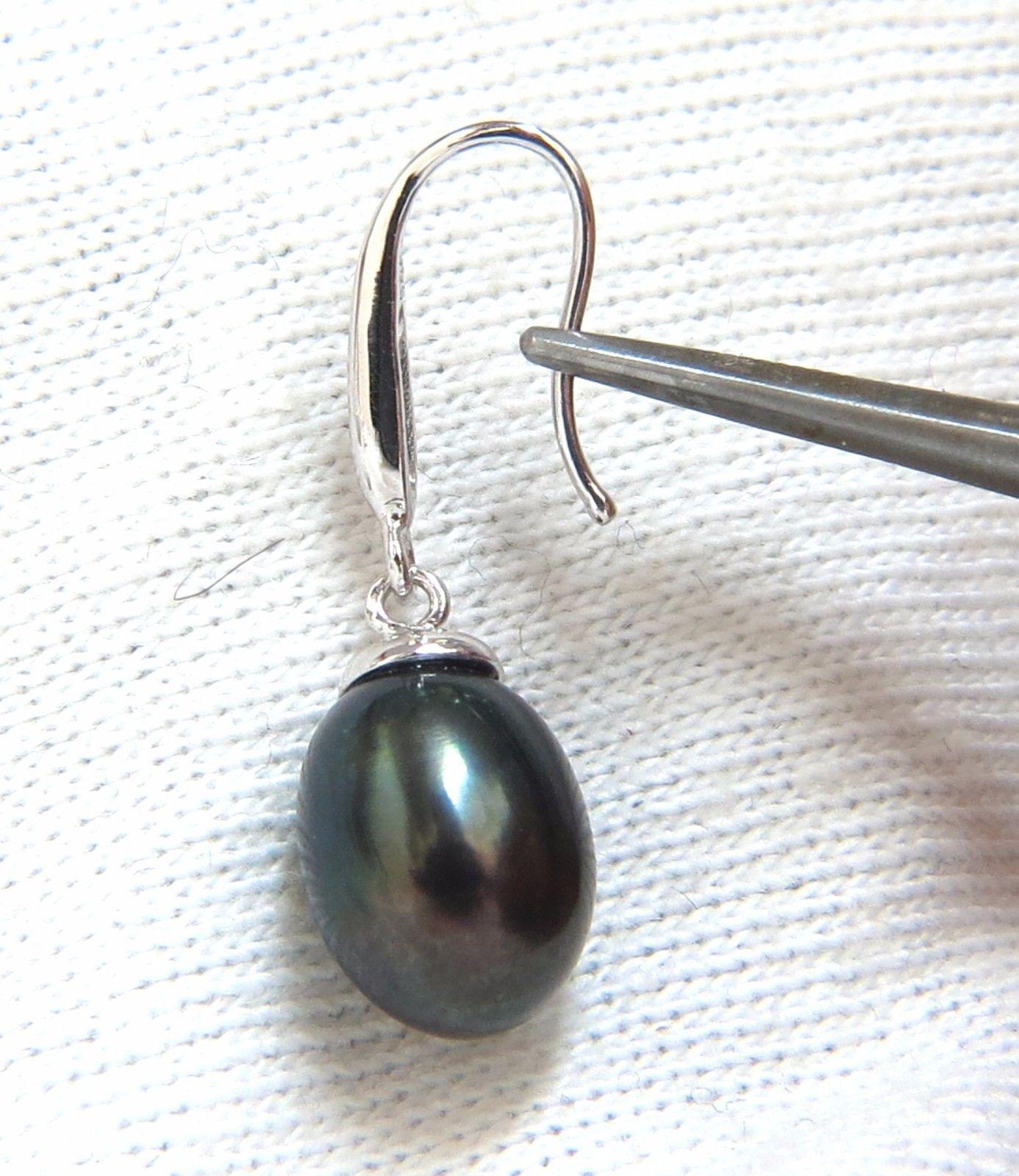 Black / Fresh water high luster pearl earrings.

11 x 8mm 

Wire Dangle

14kt. white gold

3 grams.

Total:  1 Inch Long