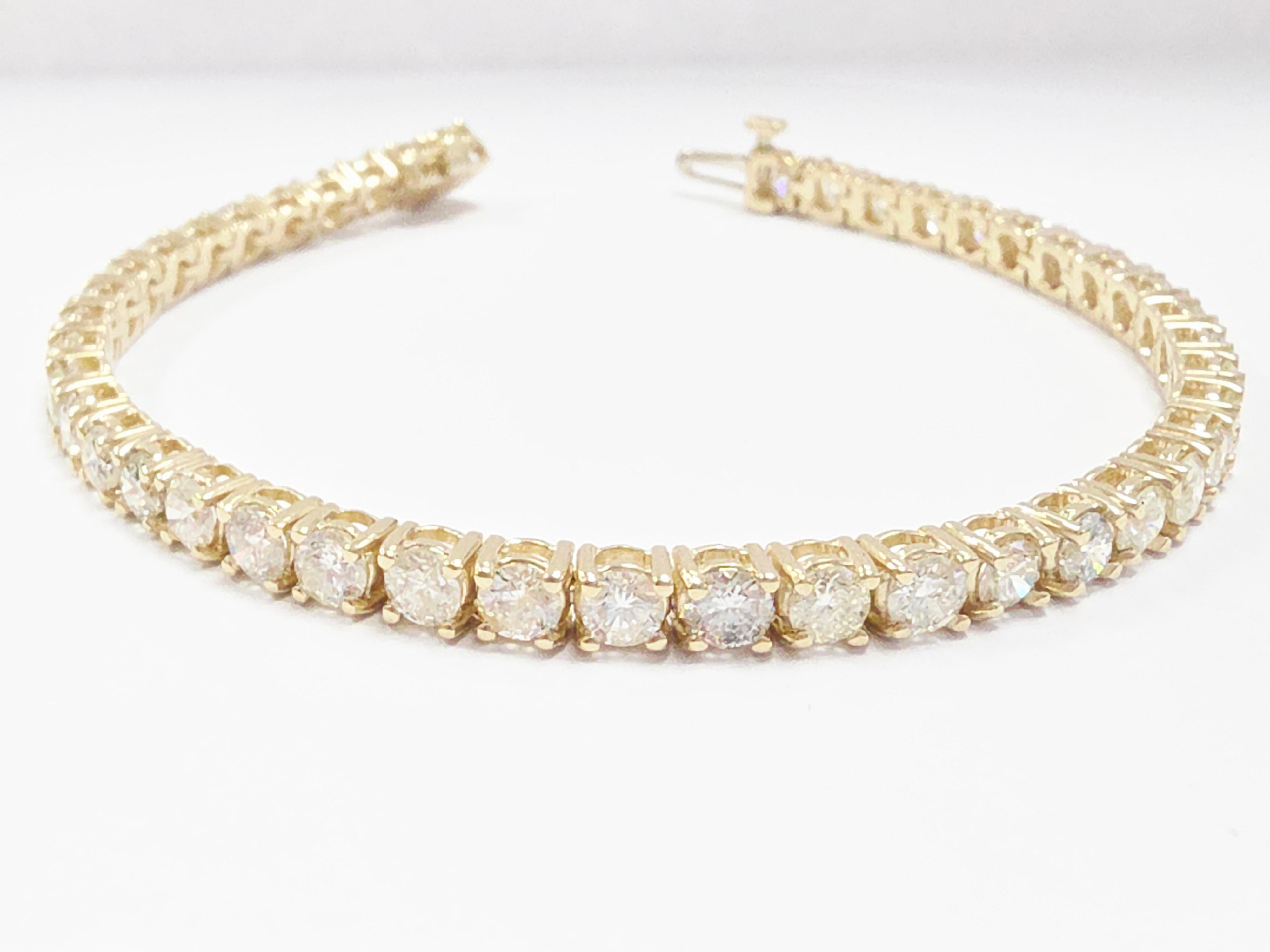 Esta exquisita pulsera de tenis lleva diamantes blancos redondos de talla brillante, conocidos por su brillo y destello excepcionales. Engarzados en un estilo clásico de cuatro puntas, los diamantes están cuidadosamente asegurados para maximizar el