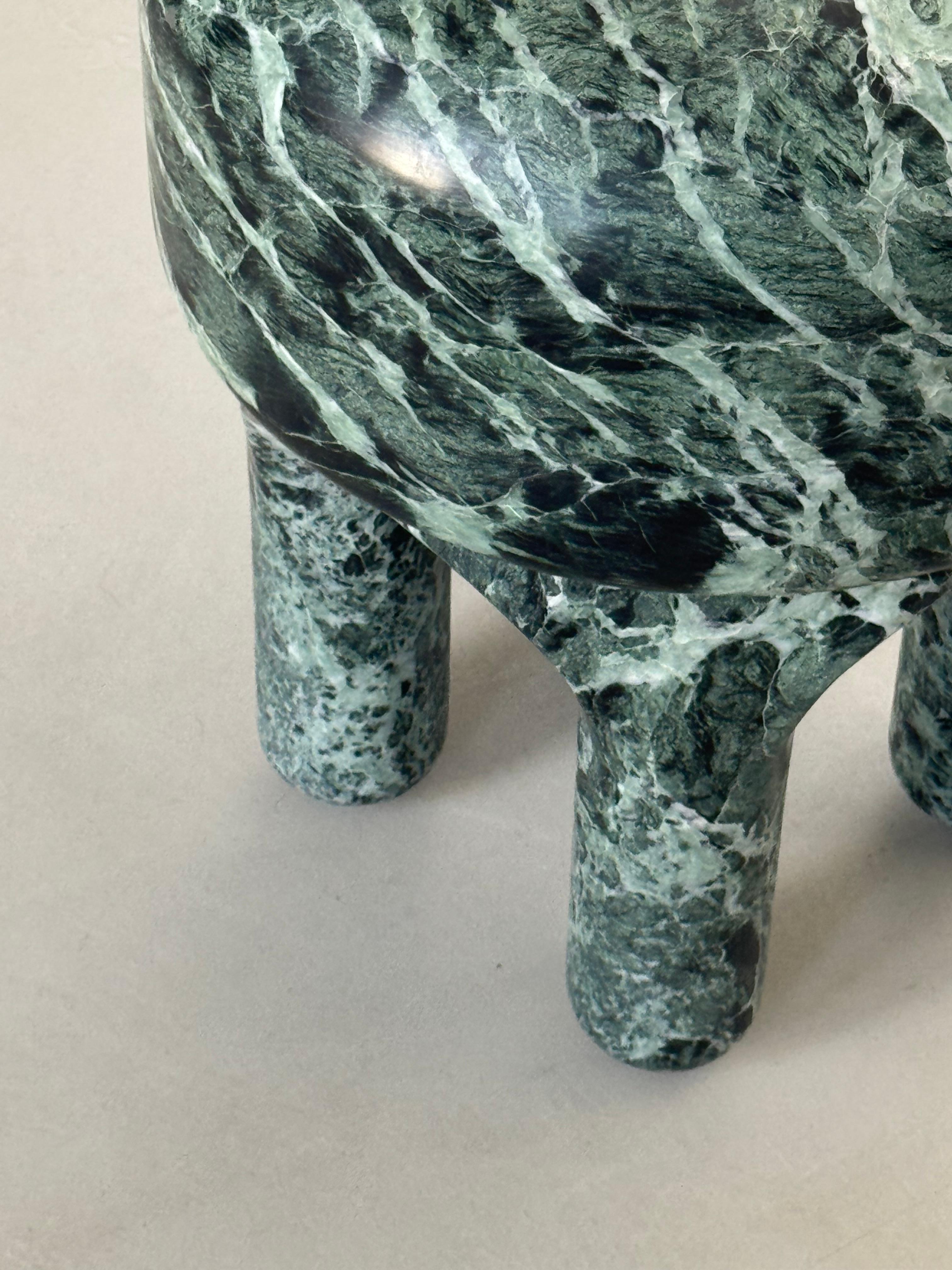 Black Friday, Skulpturaler Marmorhocker Set Medusa aus grünen italienischen Steinen im Angebot 3