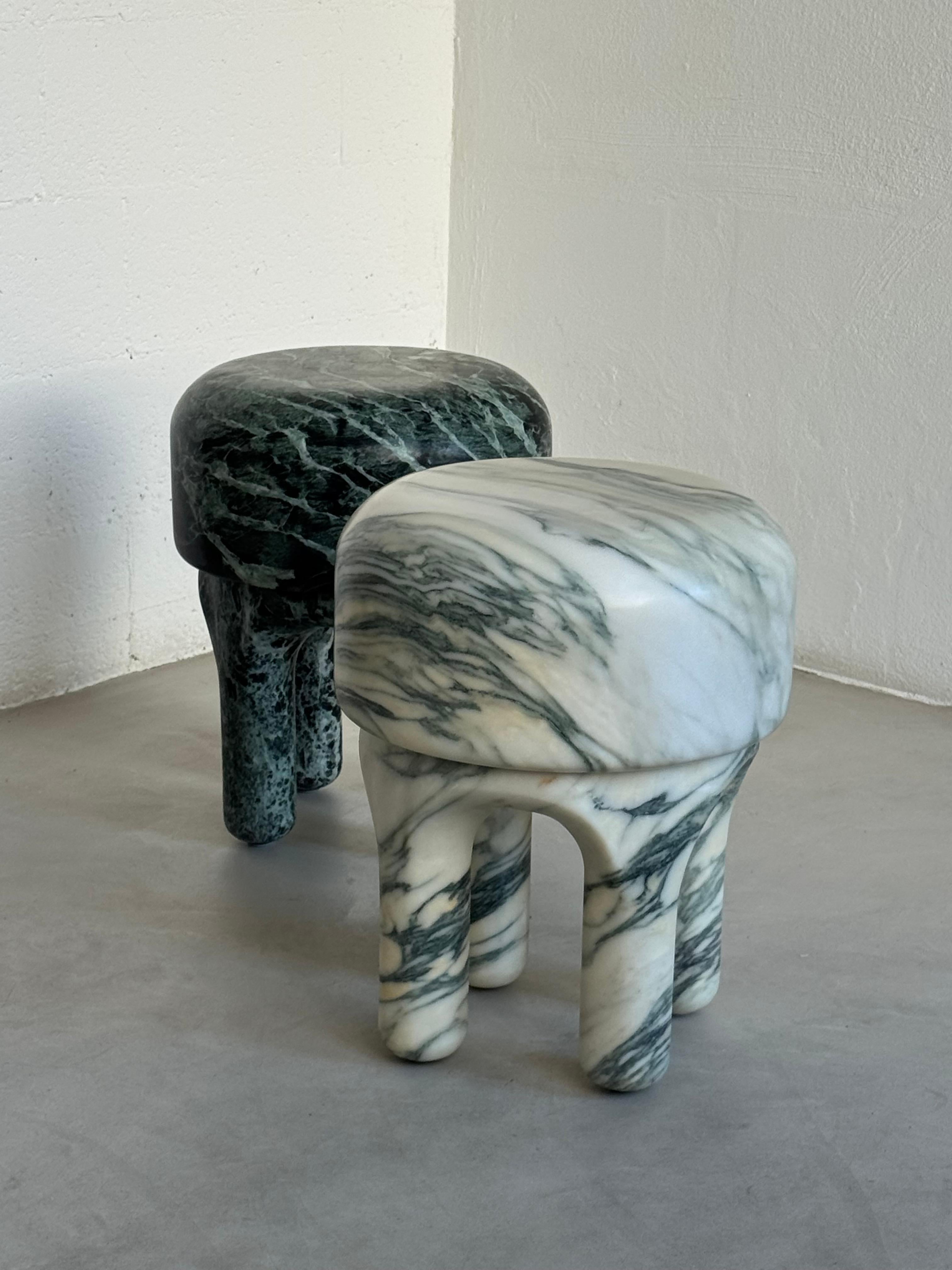 Black Friday, Skulpturaler Marmorhocker Set Medusa aus grünen italienischen Steinen (Moderne) im Angebot