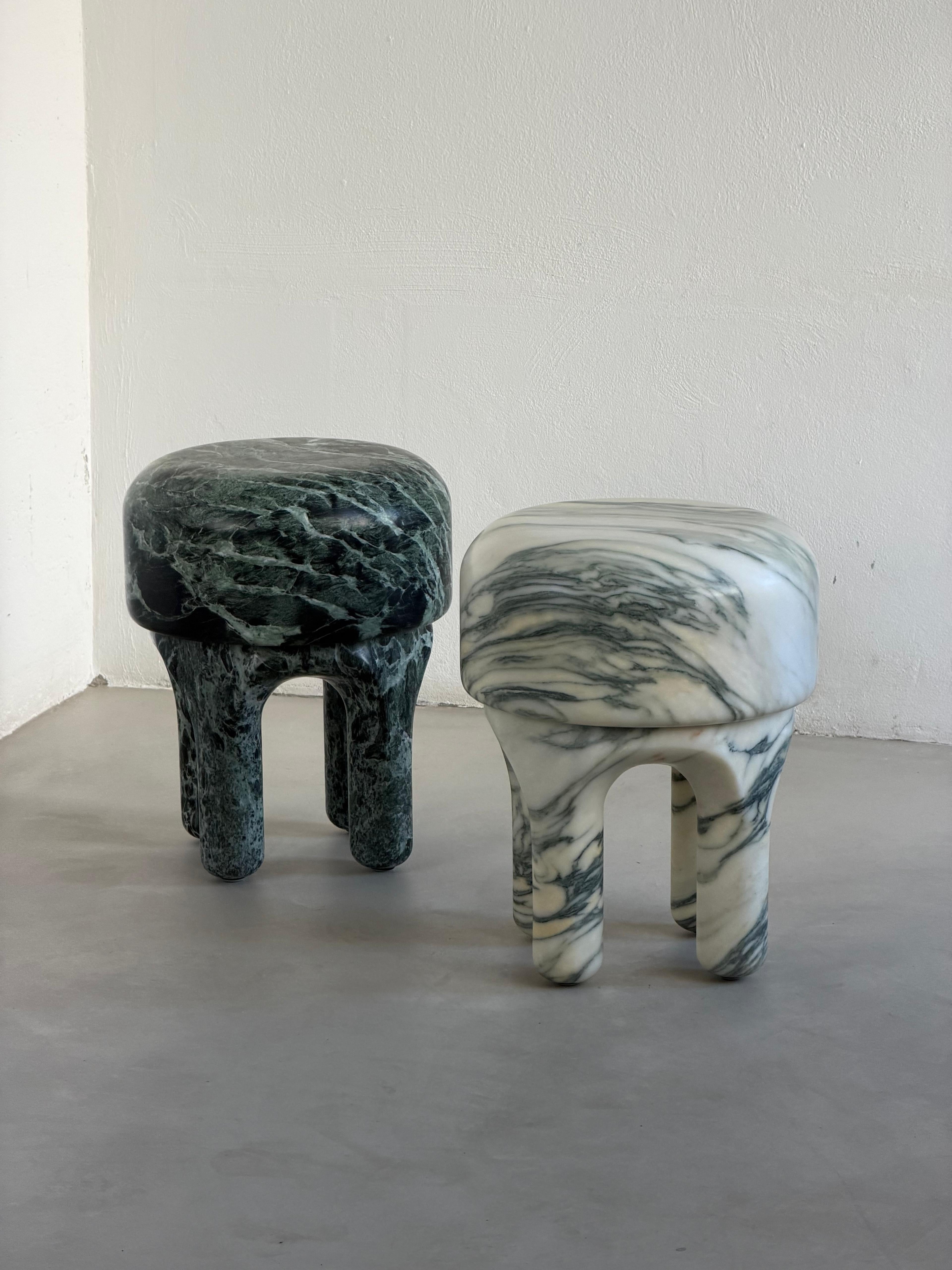 Black Friday, Skulpturaler Marmorhocker Set Medusa aus grünen italienischen Steinen (Italienisch) im Angebot