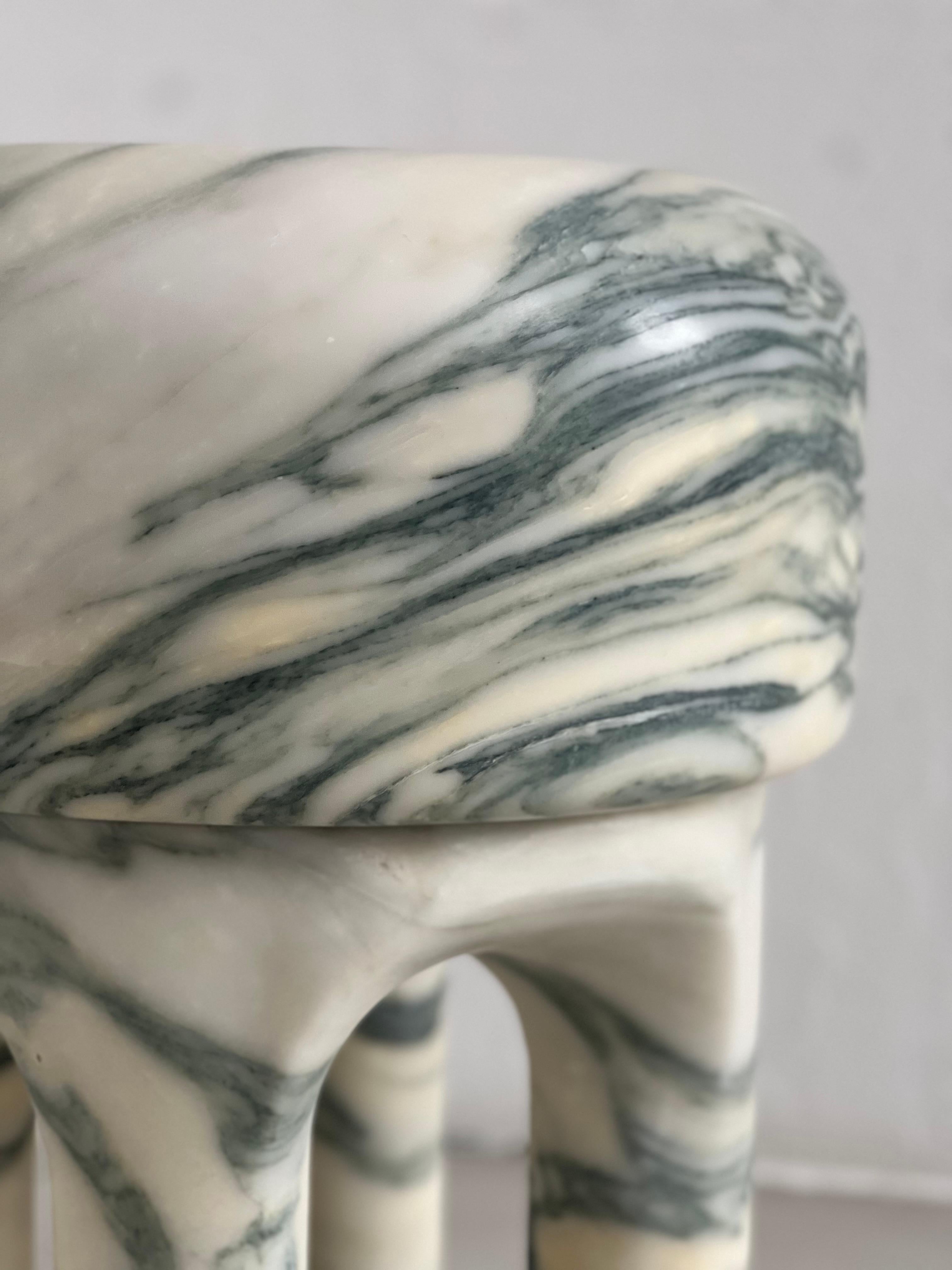 Black Friday, Skulpturaler Marmorhocker Set Medusa aus grünen italienischen Steinen (Geschnitzt) im Angebot